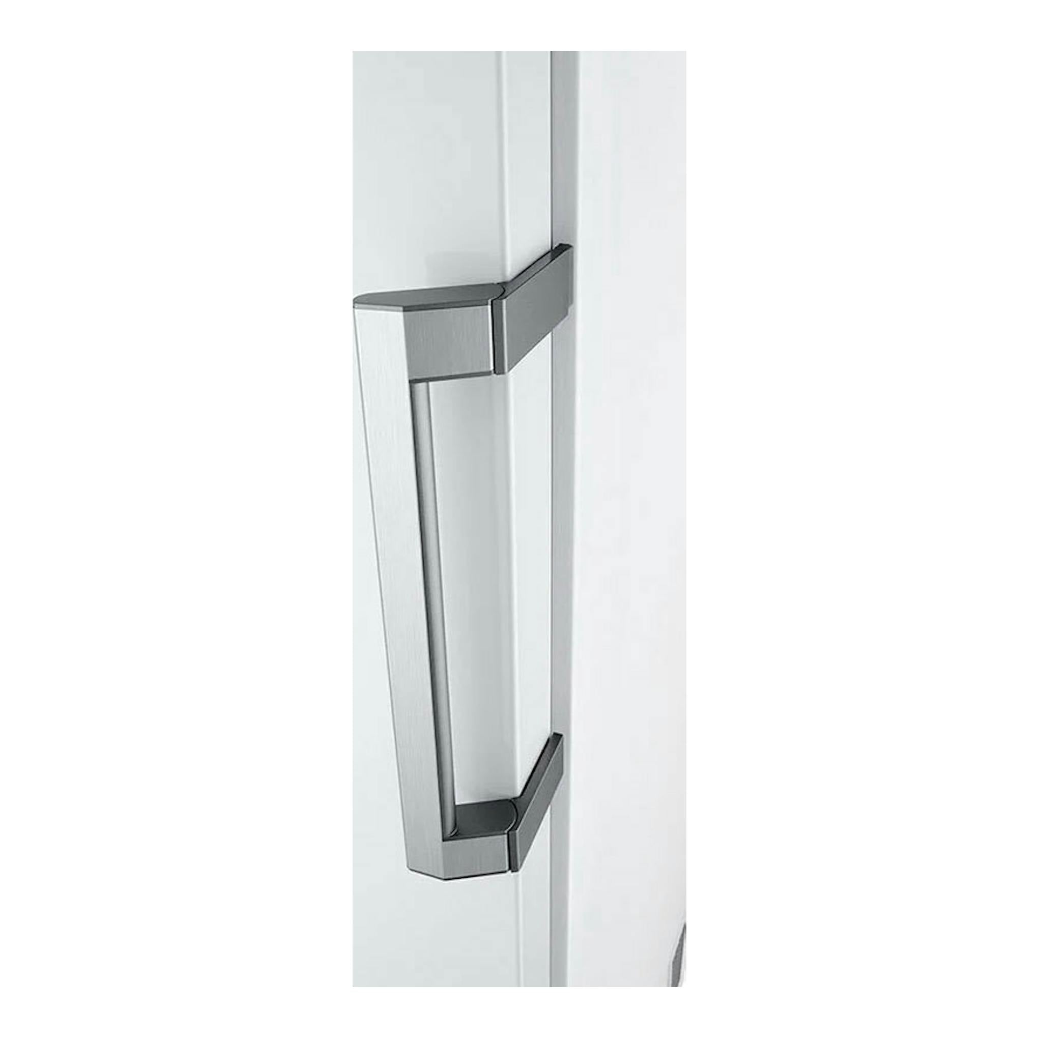 Congelador LG GFT41SWGSZ blanco, vista en primer plano del asa vertical plateada sobre la puerta.