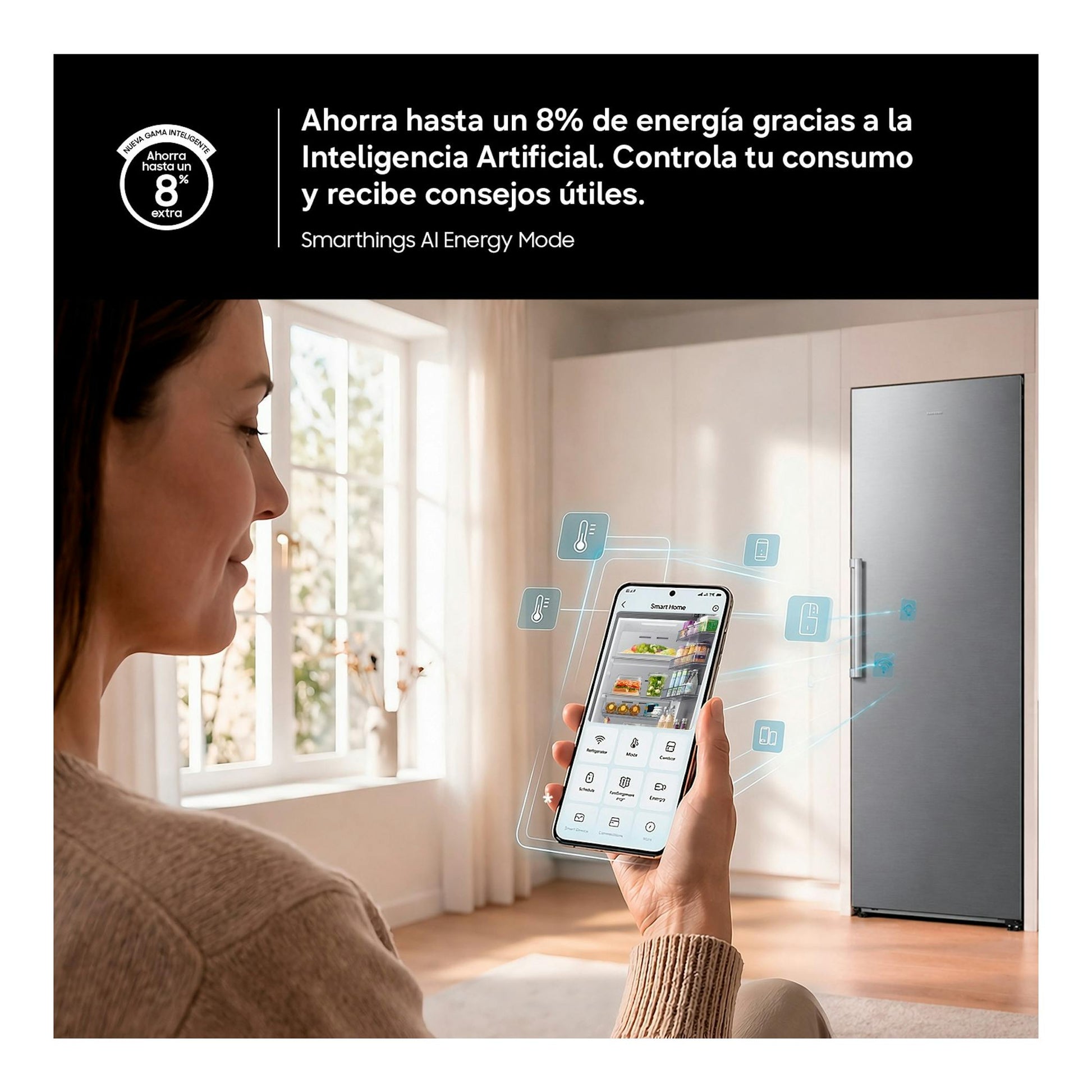 Congelador vertical Samsung RZ70H32KEVEF plateado, junto a una mujer con móvil en una cocina luminosa.