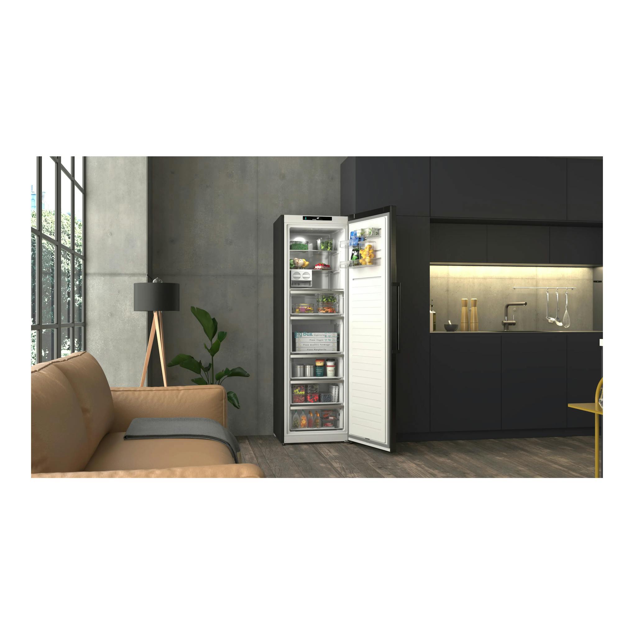 Congelador vertical Siemens GS36NAXCG negro, con la puerta abierta, en una cocina moderna.
