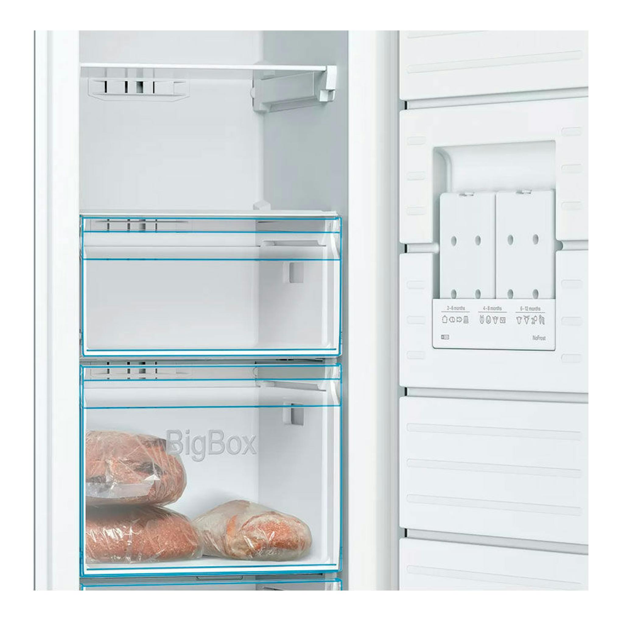 Interior de congelador vertical Bosch GSN33VLEP Inox, vista frontal, con cajones transparentes y bolsas de alimentos.