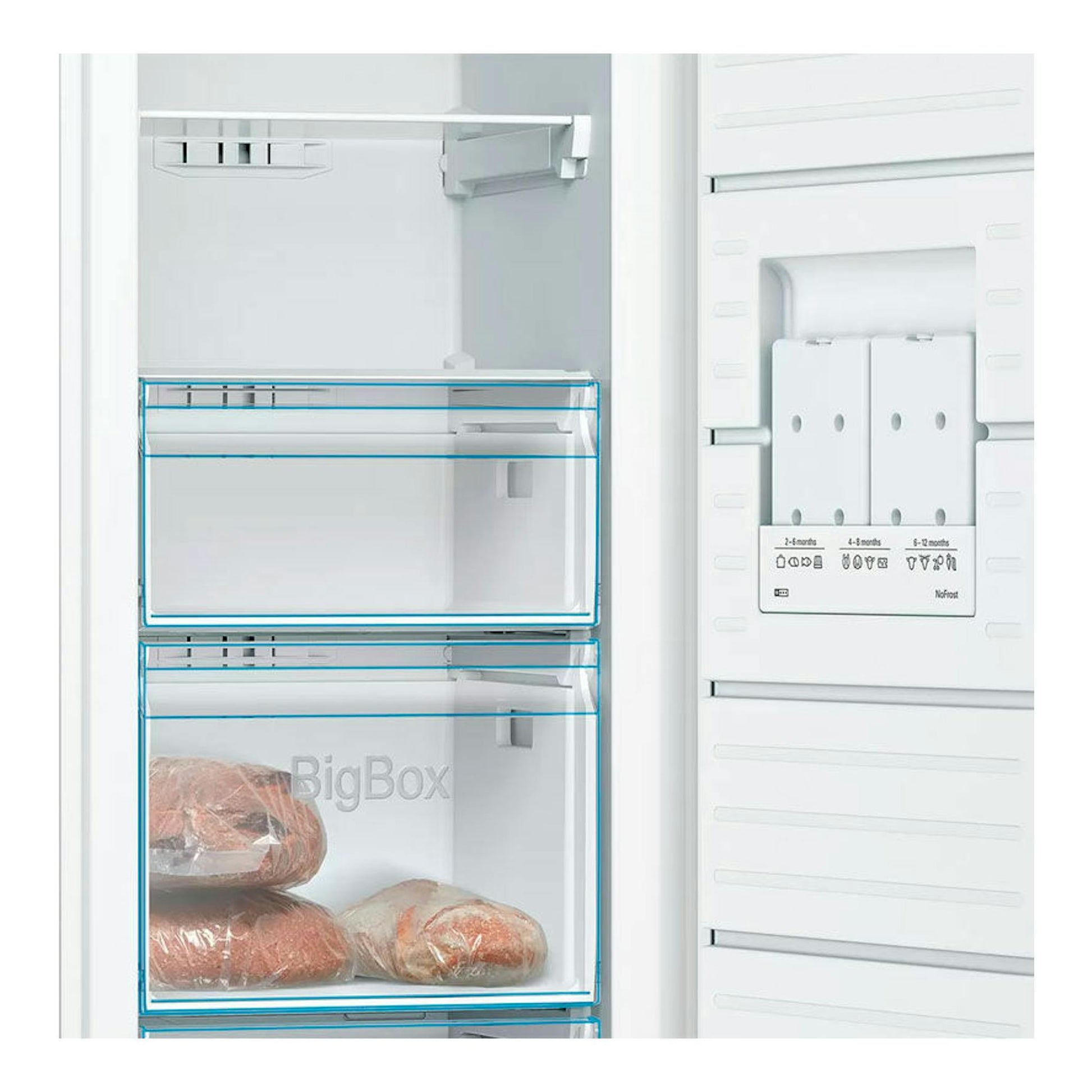 Interior de congelador vertical Bosch GSN33VWEP blanco, vista frontal con cajones transparentes y alimentos.