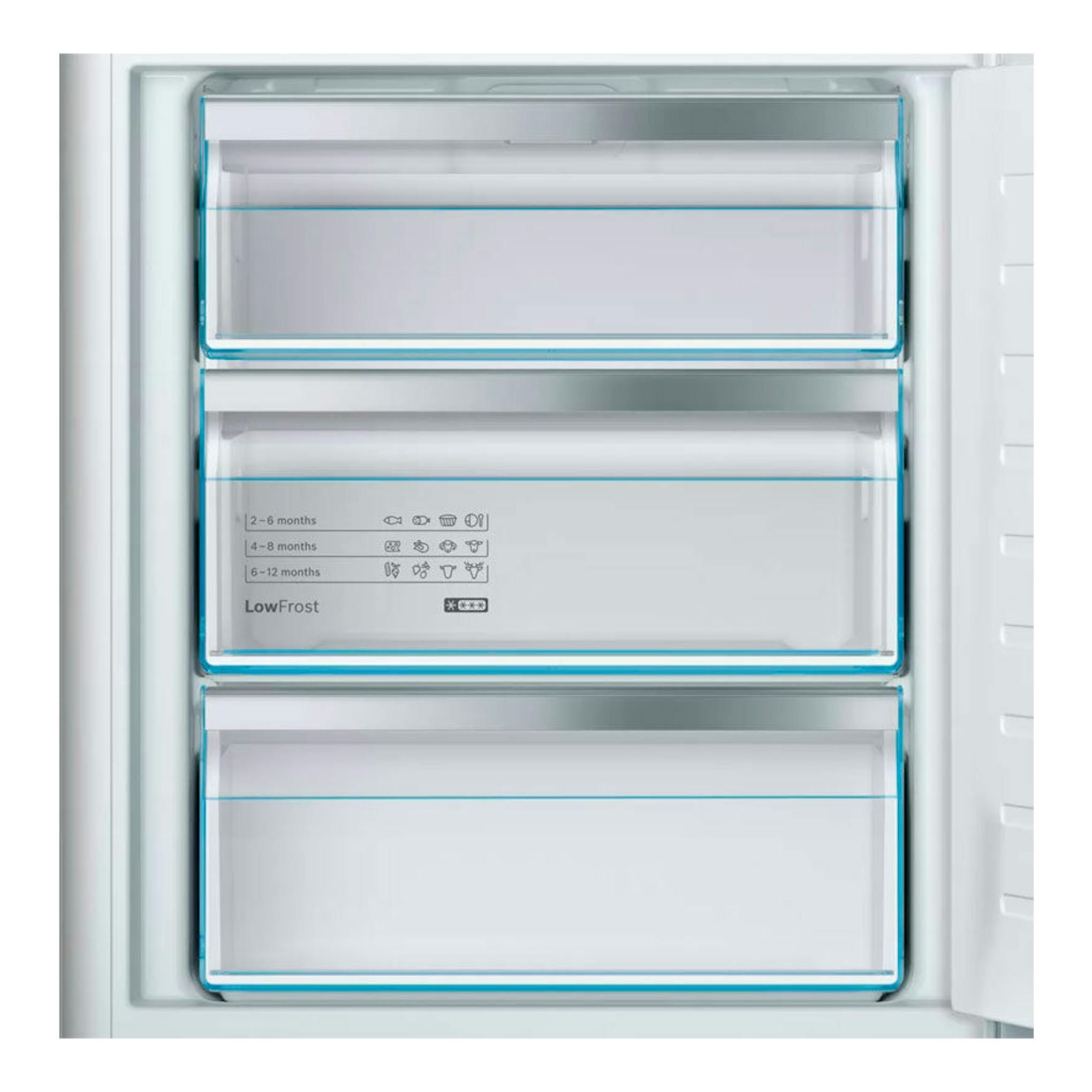 Congelador vertical integrable Bosch GIV11AFE0, vista frontal abierta, tres cajones blancos y detalle LowFrost.