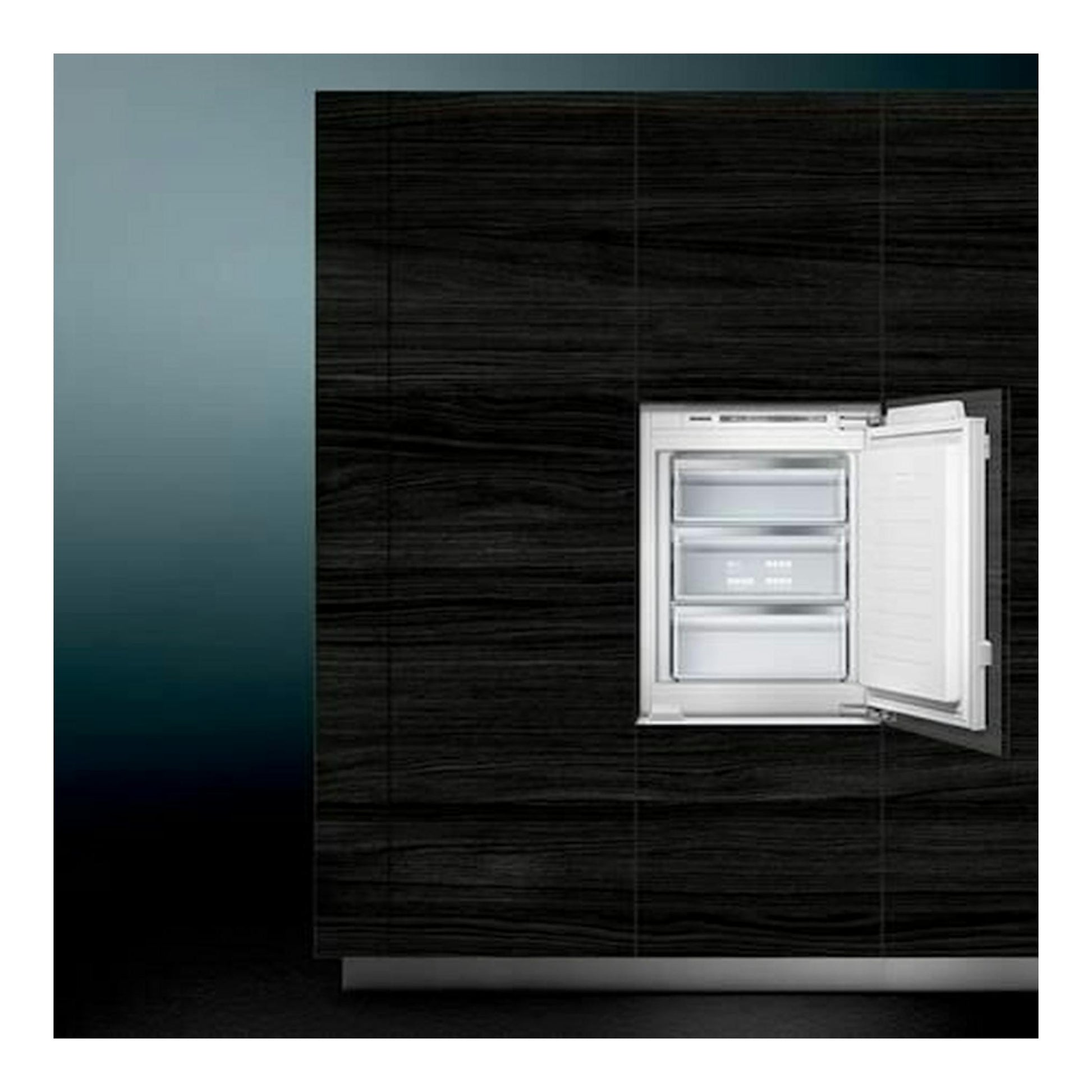Congelador vertical integrable Siemens GI11VAFE0, visto de frente con la puerta blanca abierta.