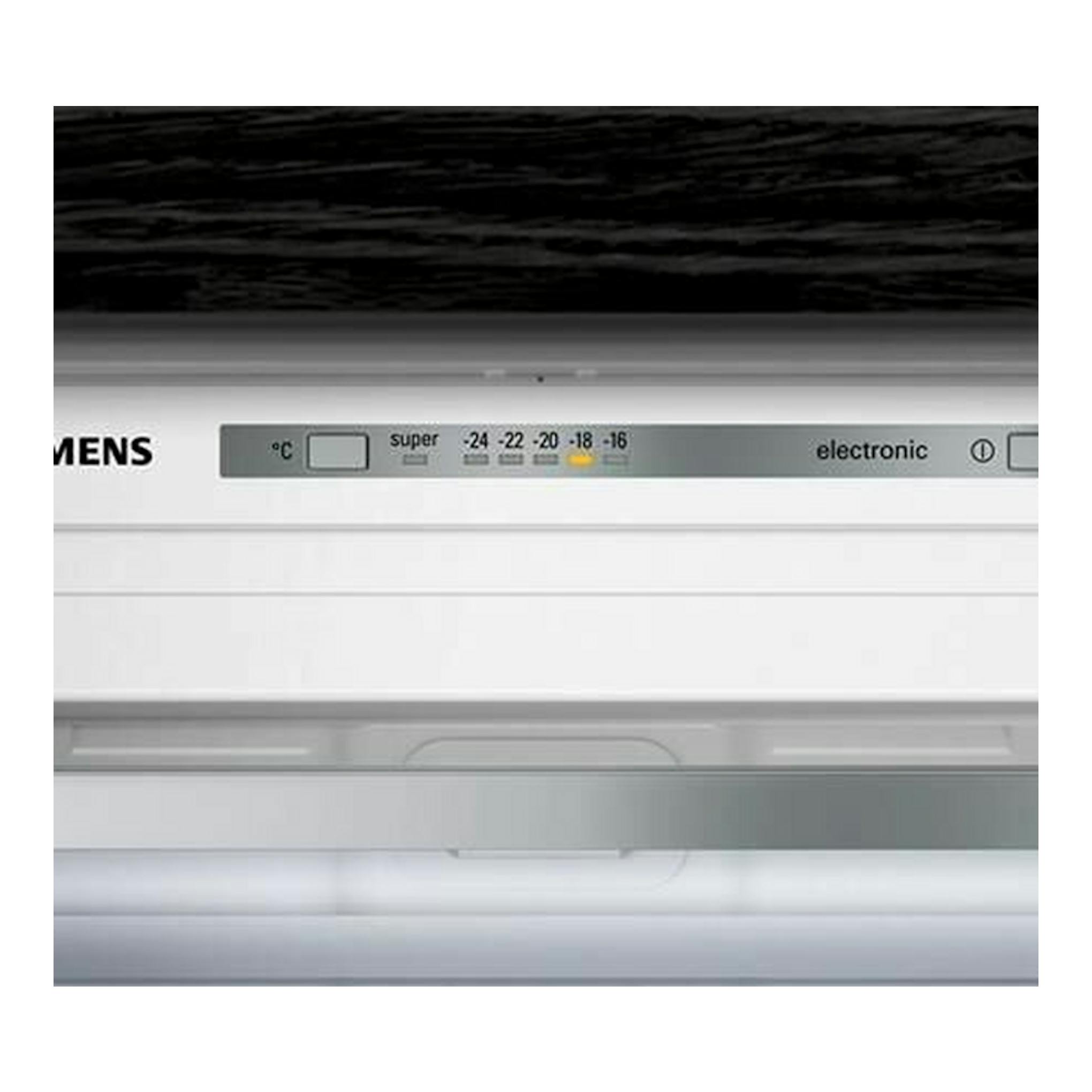 Congelador vertical integrable Siemens GI11VAFE0, vista frontal parcial, panel electrónico blanco.