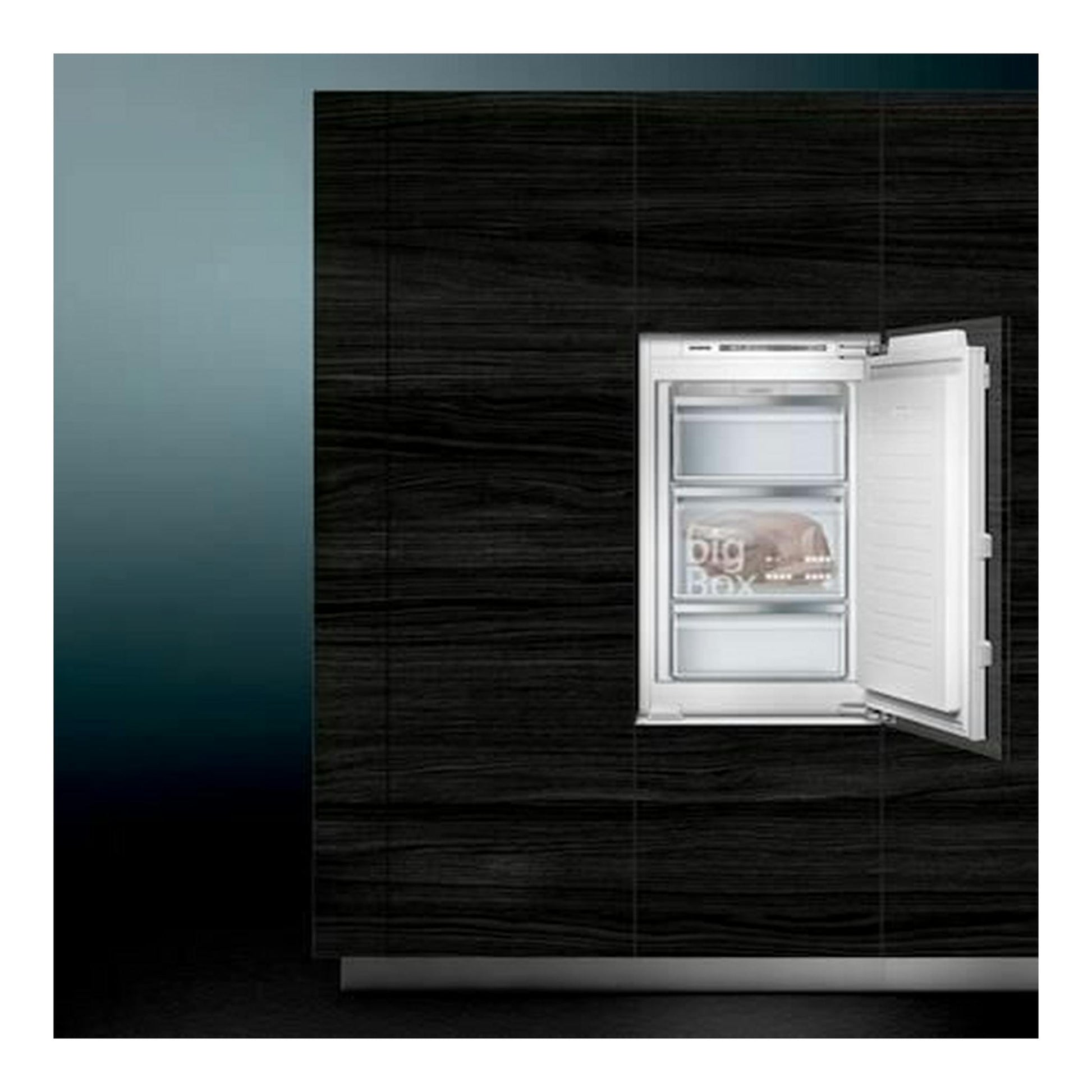 Congelador vertical integrable Siemens GI21VAFE0, vista frontal, puerta blanca abierta en mueble oscuro.