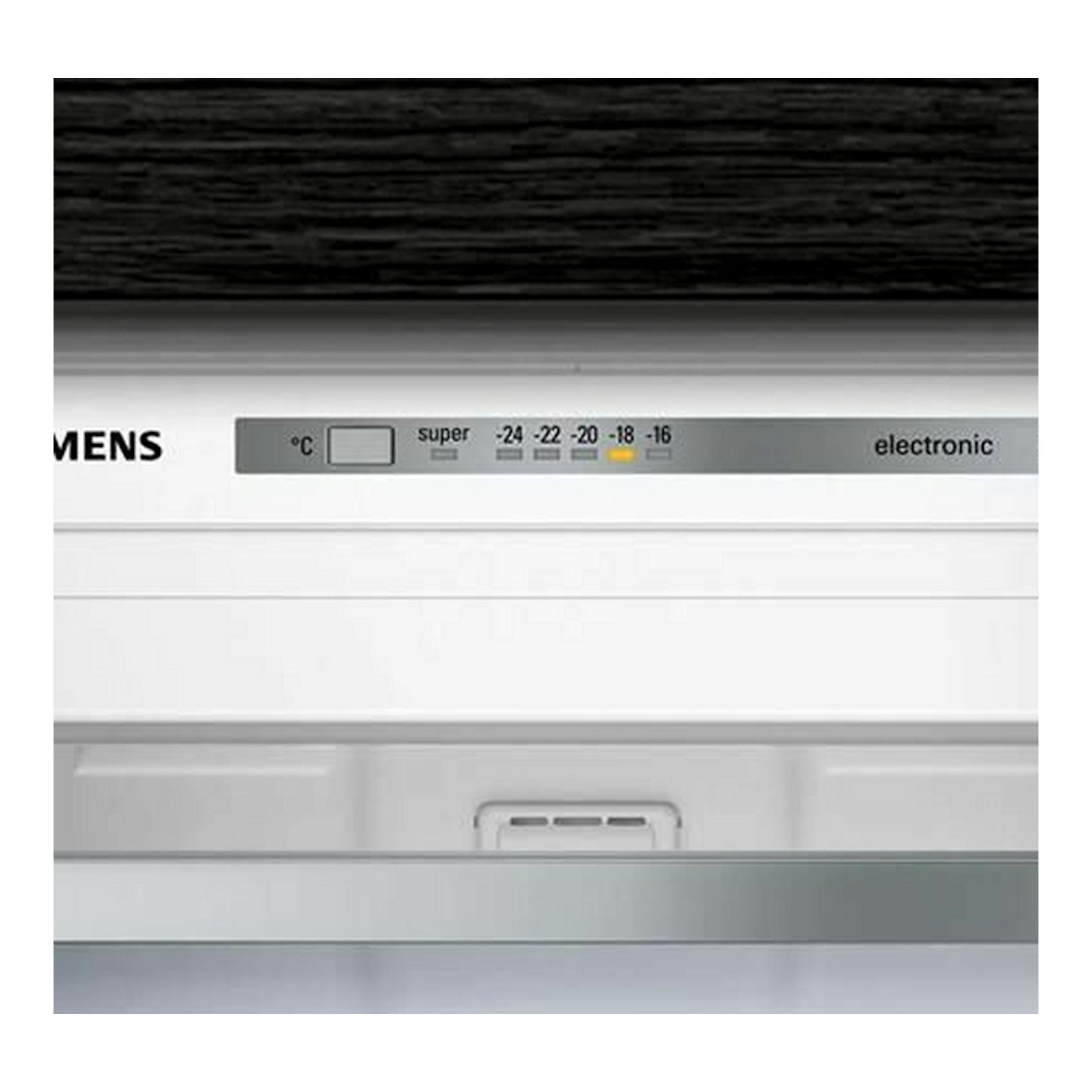 Congelador vertical integrable Siemens GI21VAFE0, primer plano del panel de control blanco con display electrónico.
