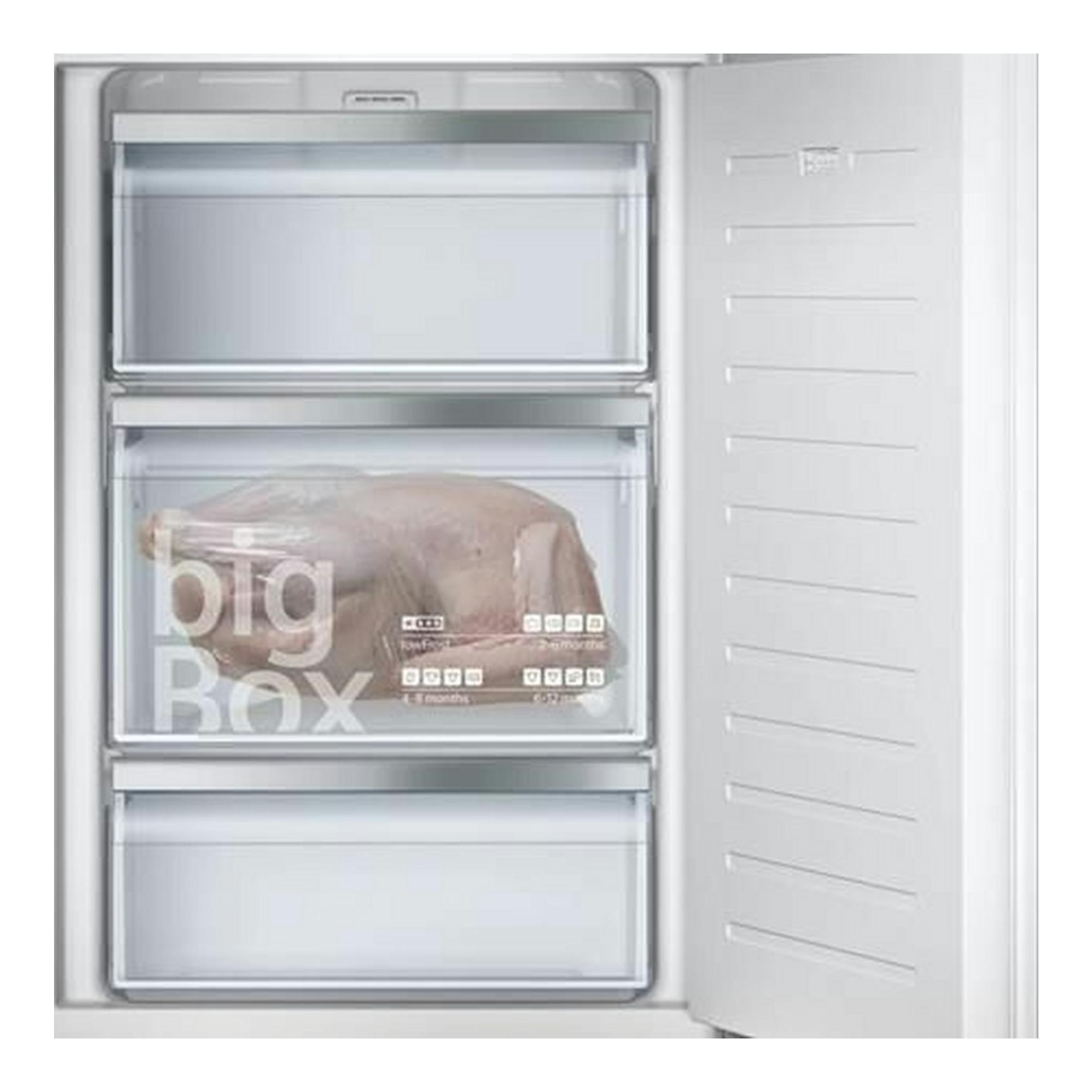 Congelador vertical integrable Siemens GI21VAFE0, puerta abierta, vista frontal, interior blanco con tres cajones.