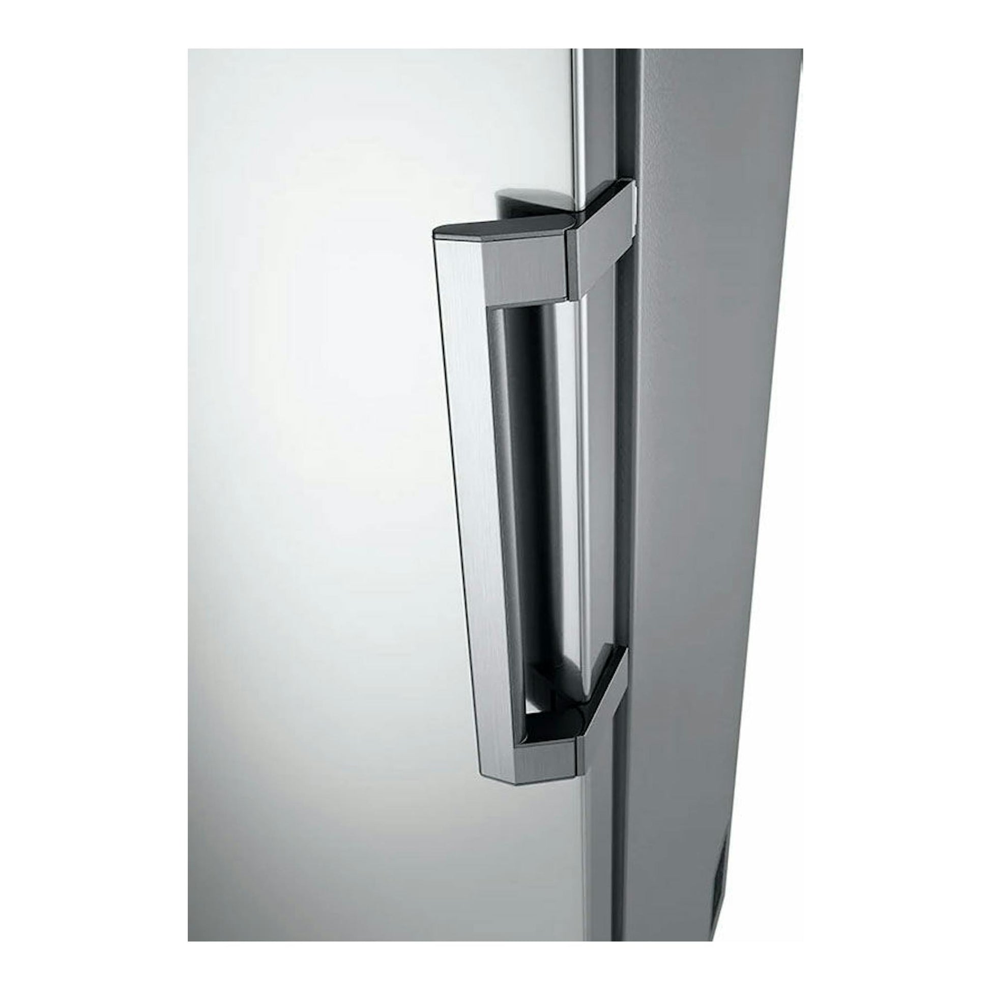 Congelador vertical LG GFT41PZGSZ inox, vista en primer plano del tirador metálico en puerta plateada.