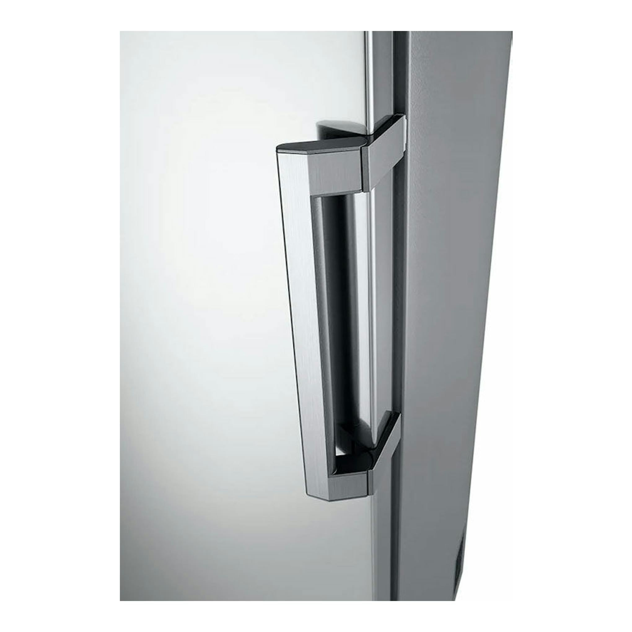 Congelador vertical LG GFT41PZGSZ inox, vista en primer plano del tirador metálico en puerta plateada.