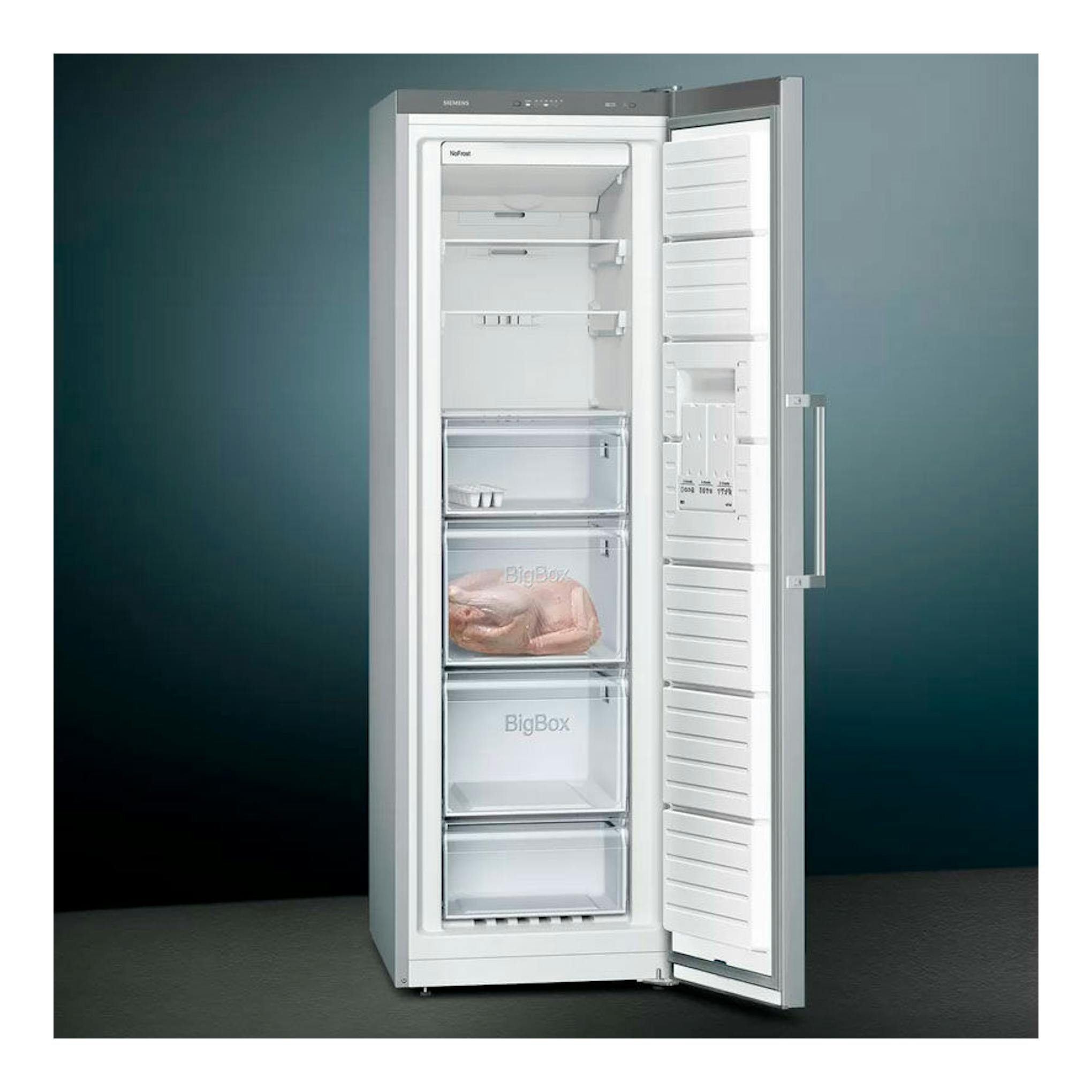 Congelador vertical Siemens GS36NVIEP inox, vista frontal con la puerta abierta y cajones interiores.