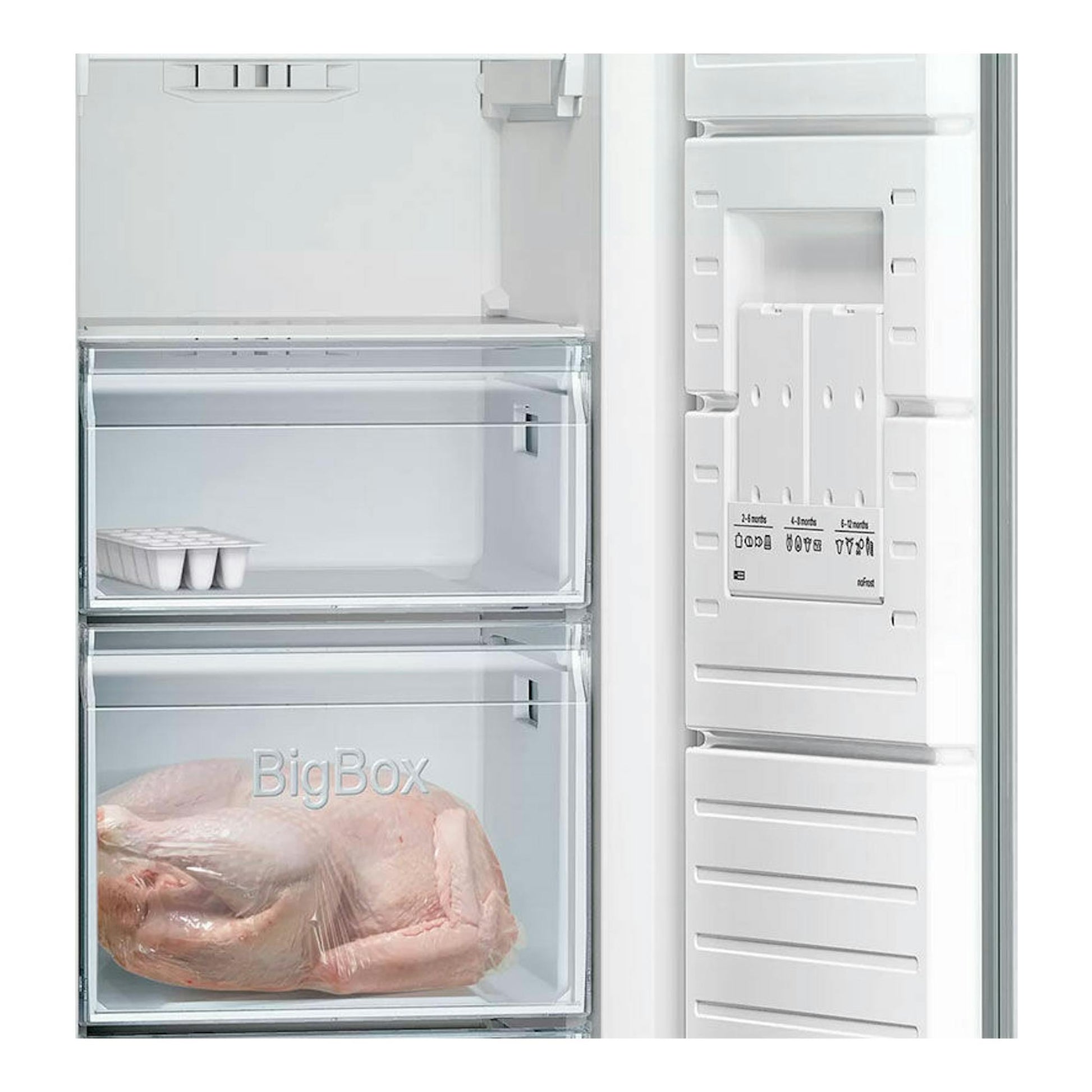 Interior frontal de congelador vertical Siemens GS36NVIEP inox, con cajones transparentes y un pollo congelado.
