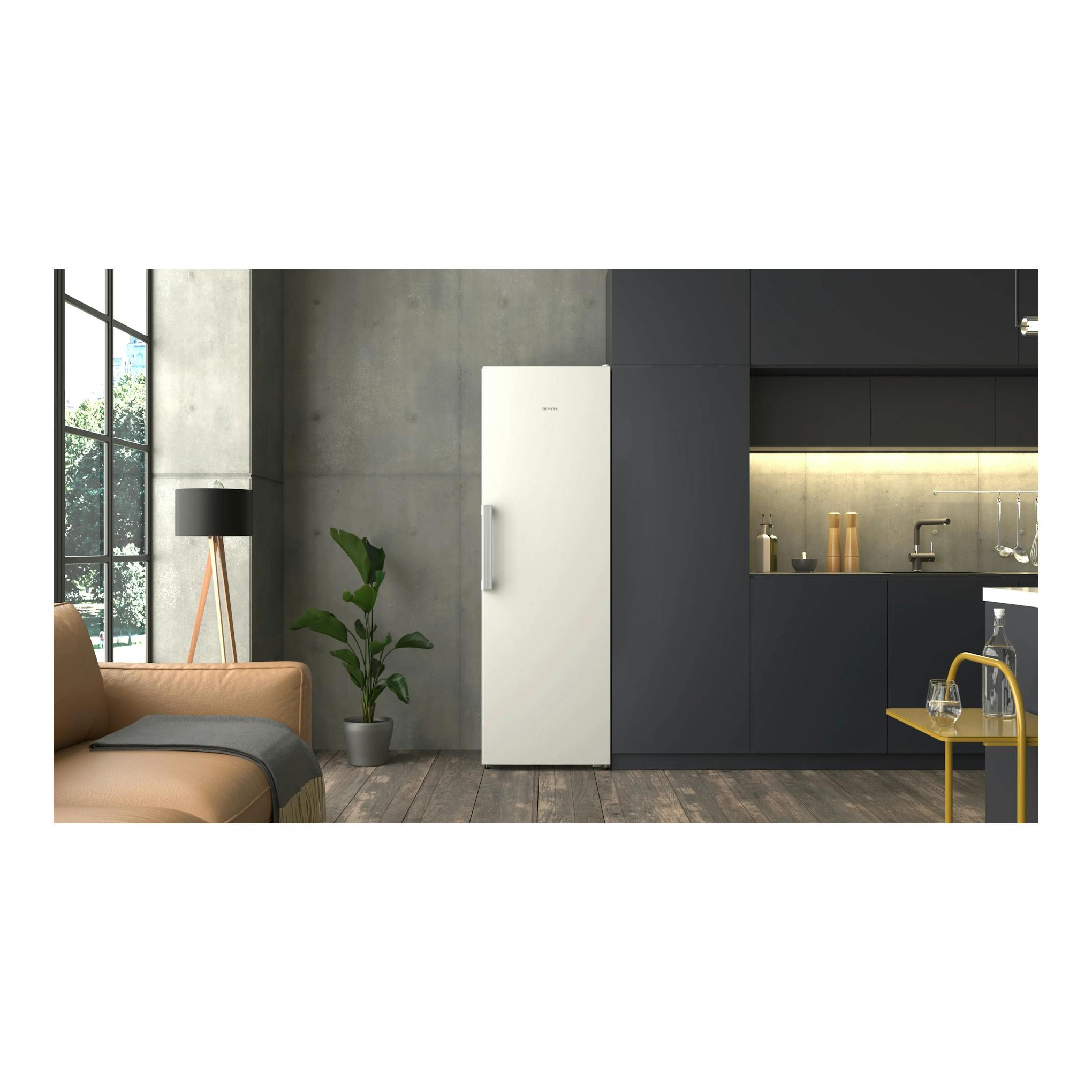 Congelador vertical Siemens GS36NVWDG blanco, vista frontal en cocina moderna.