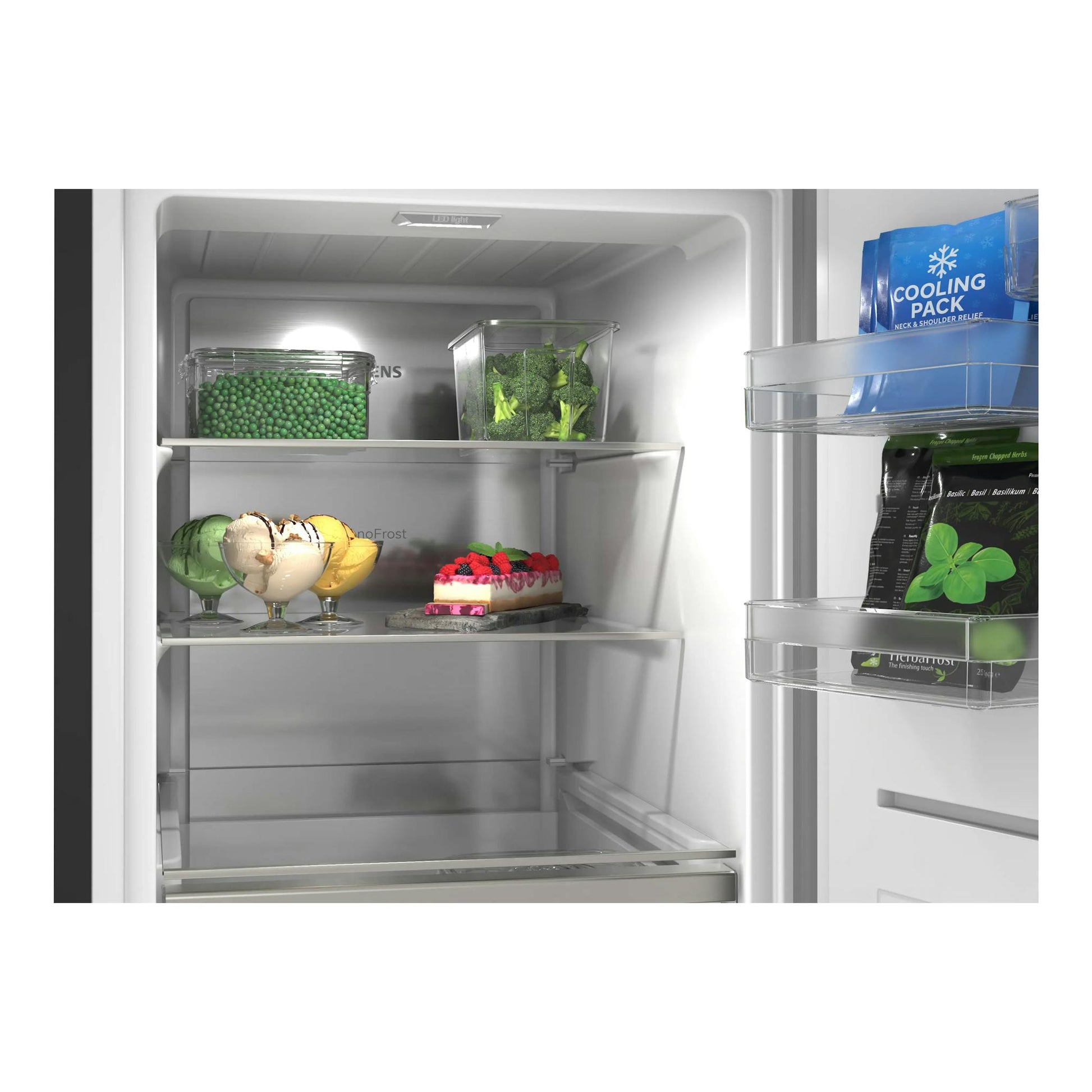 Interior de congelador vertical Siemens GS36NVXCG, vista frontal del interior blanco con estantes, cajones y alimentos congelados.