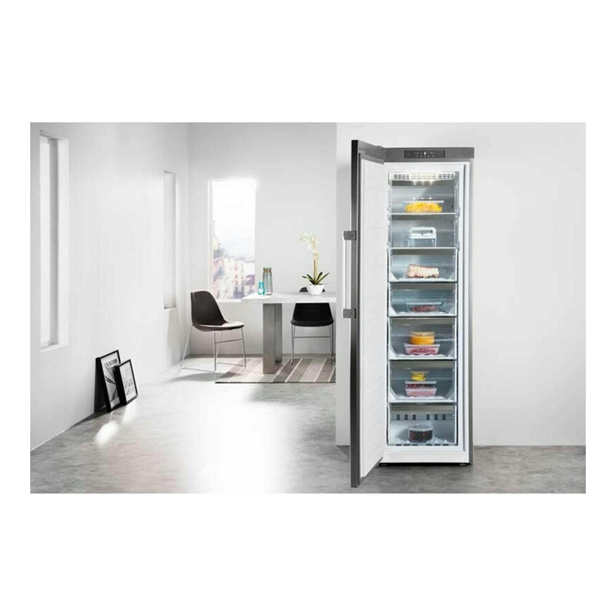 Congelador vertical Whirlpool UW8F2YXBIF2 inox, puerta abierta, vista frontal con cajones visibles.