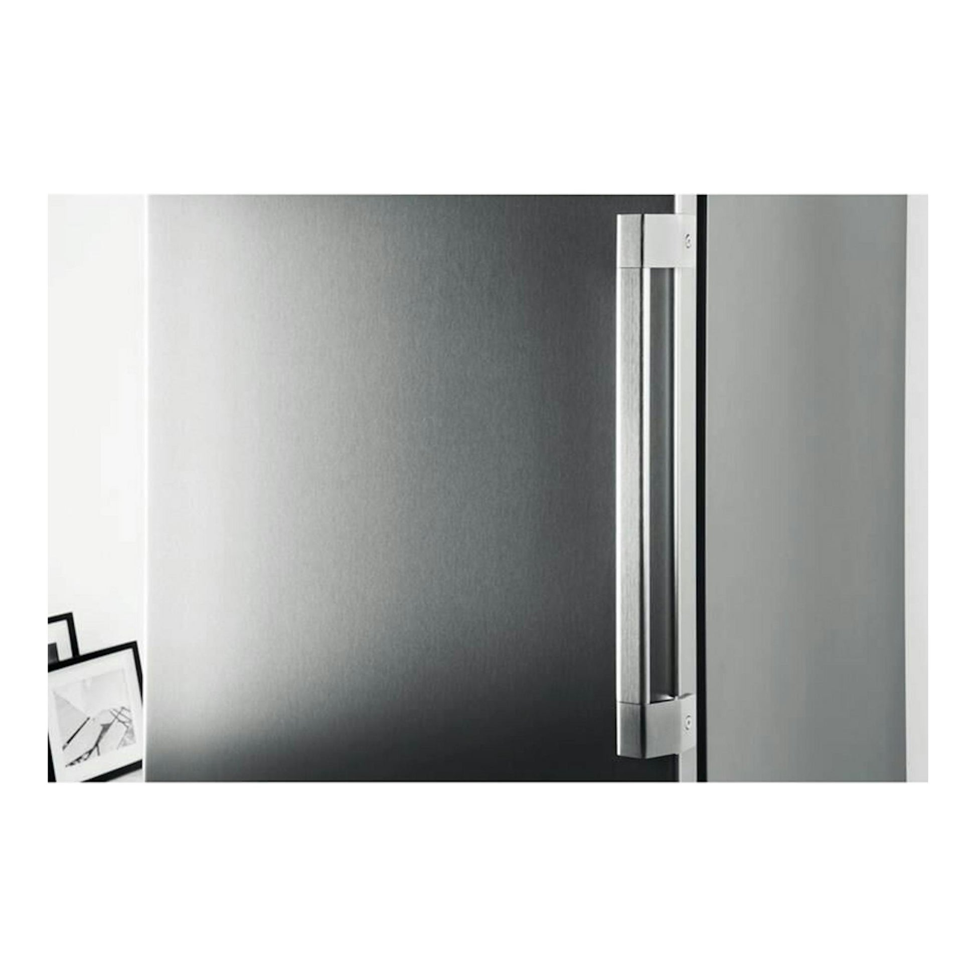 Congelador vertical Whirlpool UW8F2YXBIF2 inox, vista parcial frontal de la puerta y tirador