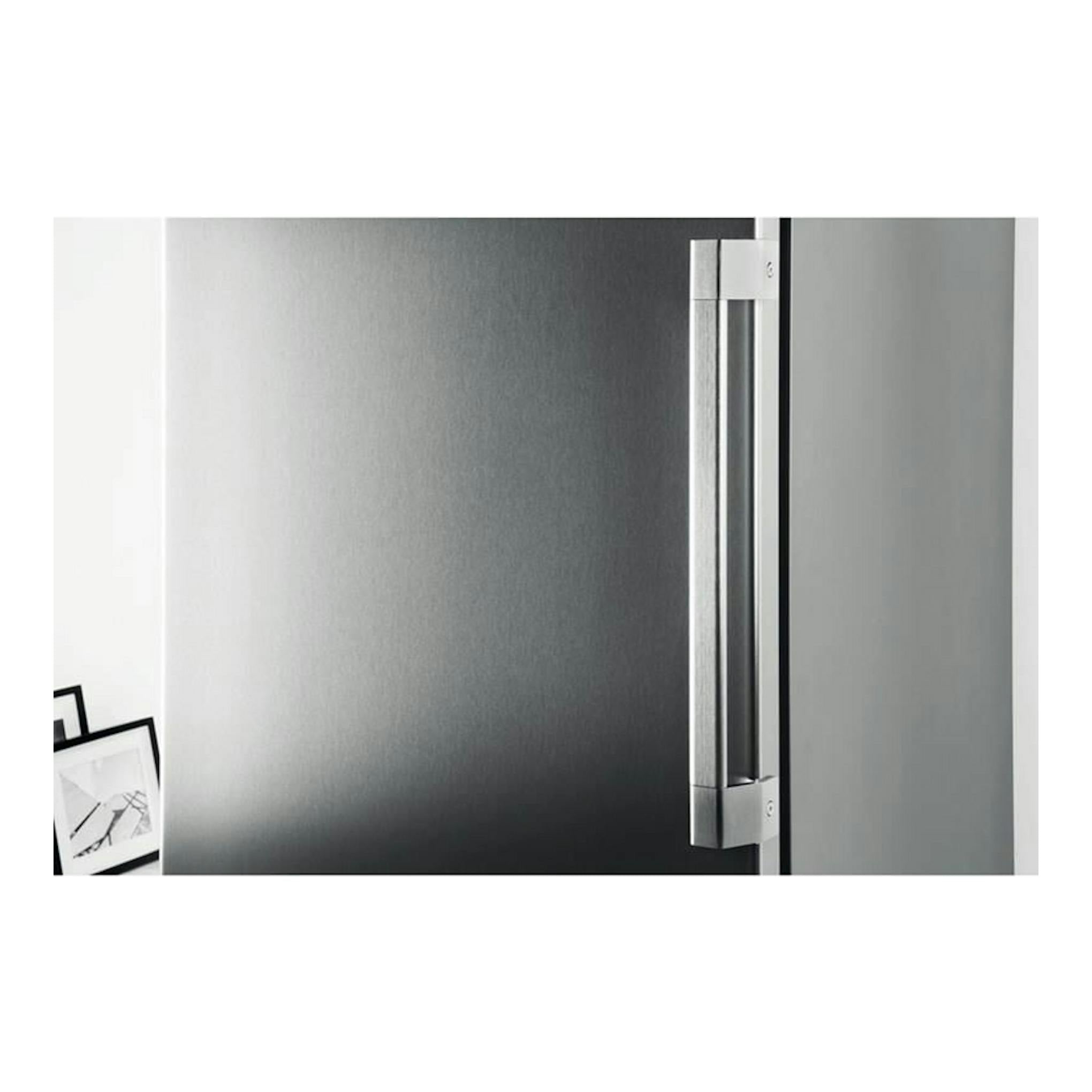 Congelador vertical Whirlpool UW8F2YXBIF2 inox, vista parcial frontal de la puerta y tirador