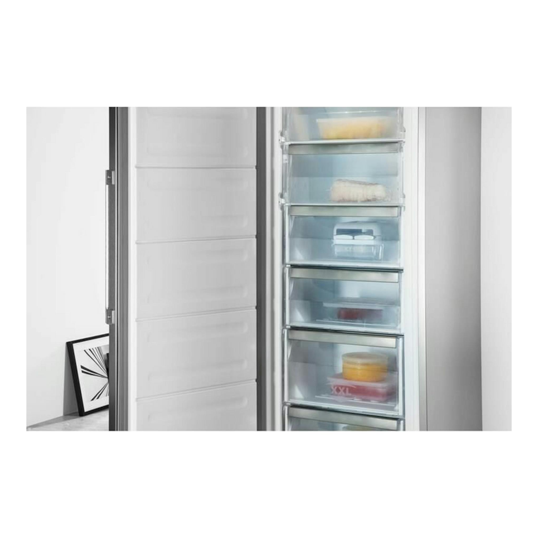 Congelador vertical Whirlpool UW8F2YXBIF2 inox, vista frontal abierta con cajones transparentes.