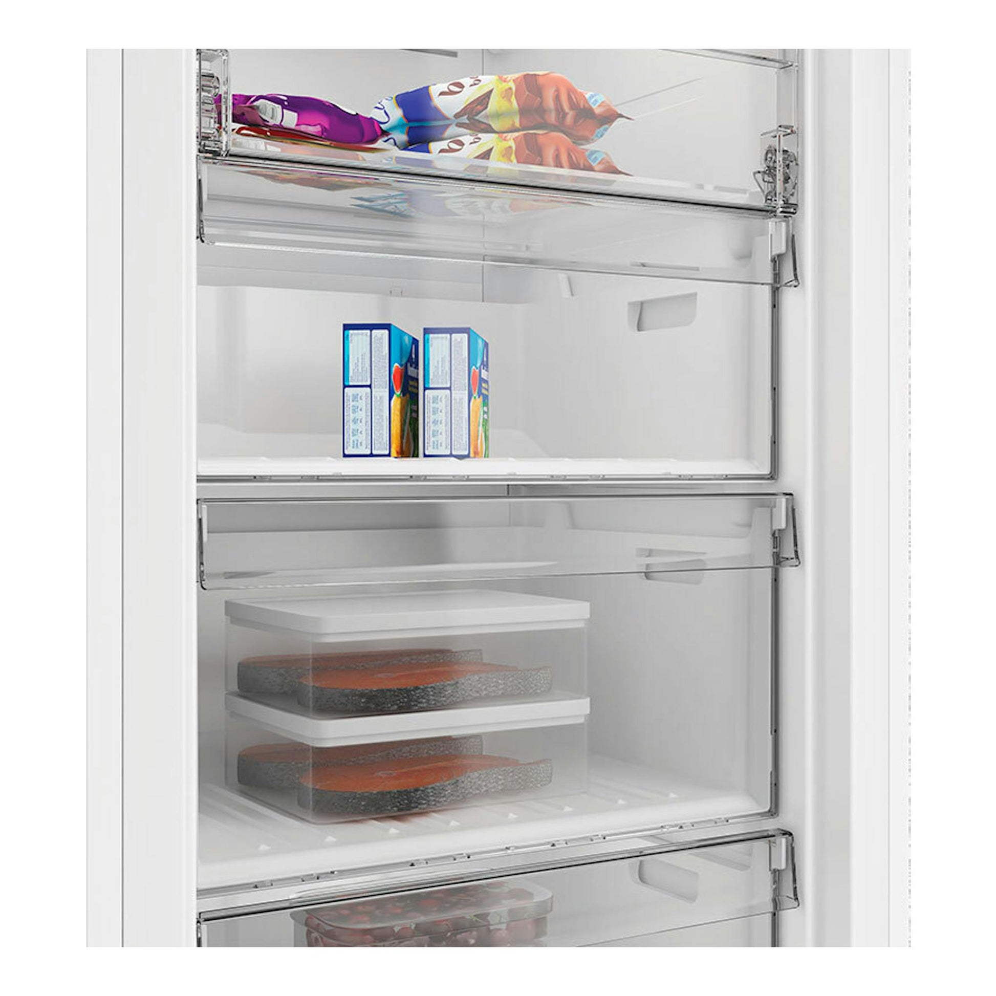 Interior de congelador Whirlpool WHMFF 1292 W4E blanco, vista frontal con estantes y cajones con alimentos.