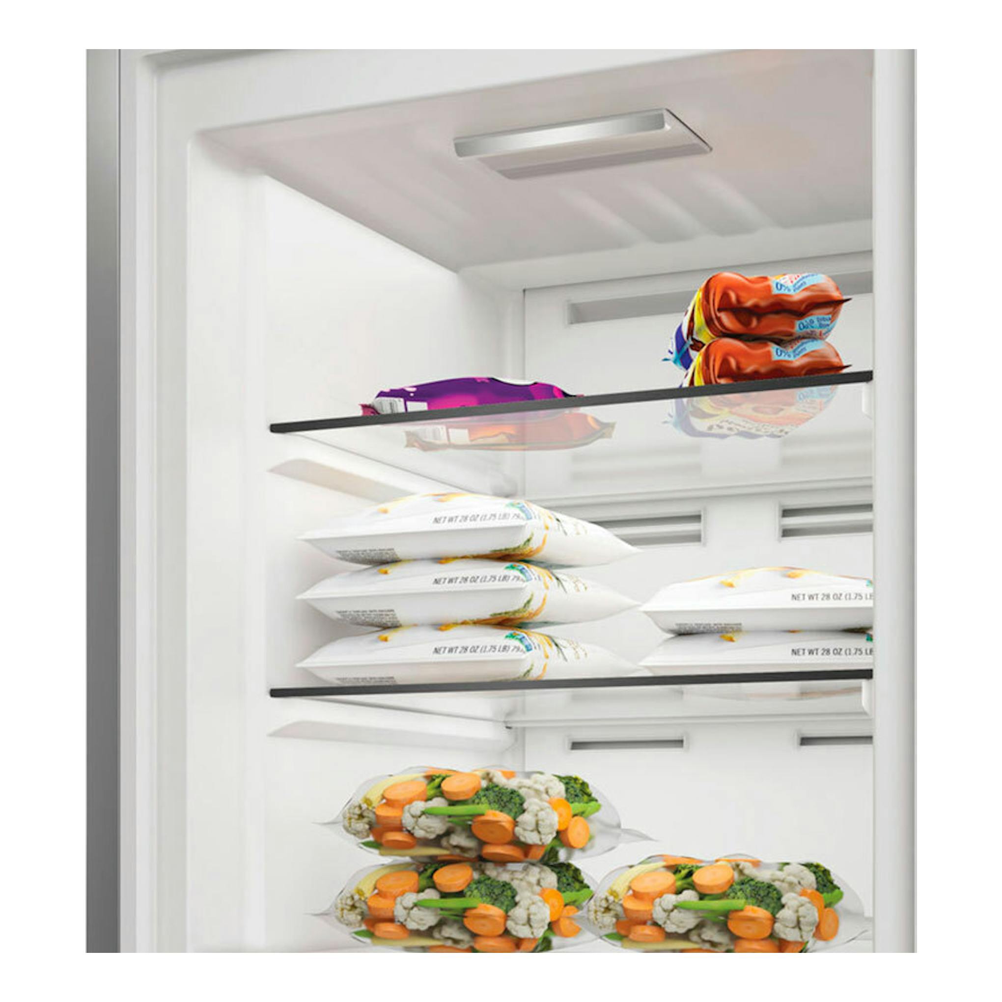 Interior de congelador Whirlpool WHMFF 6312 W4E blanco, vista frontal, con estantes y bolsas de congelados.