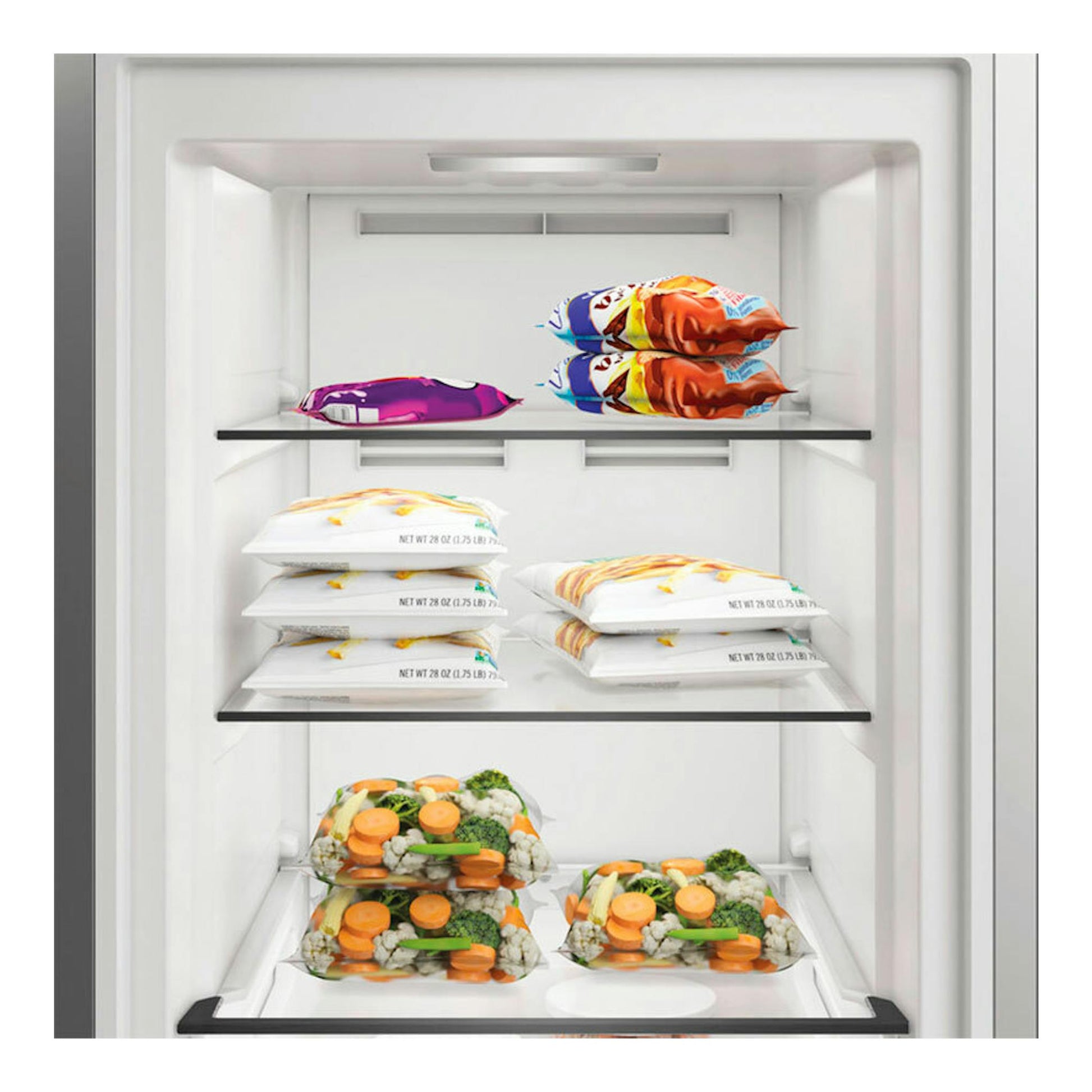 Interior de congelador Whirlpool WHMFF 6312 W4E blanco, vista frontal, con estantes y bolsas de alimentos congelados.