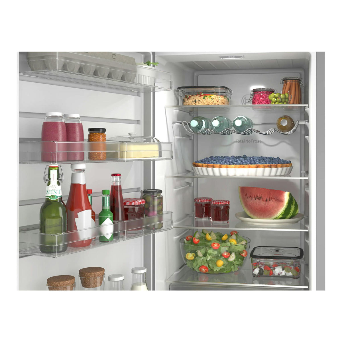 Vista frontal del interior de frigorífico Bosch KSN36VLDG abierto, blanco, con baldas de cristal y alimentos.