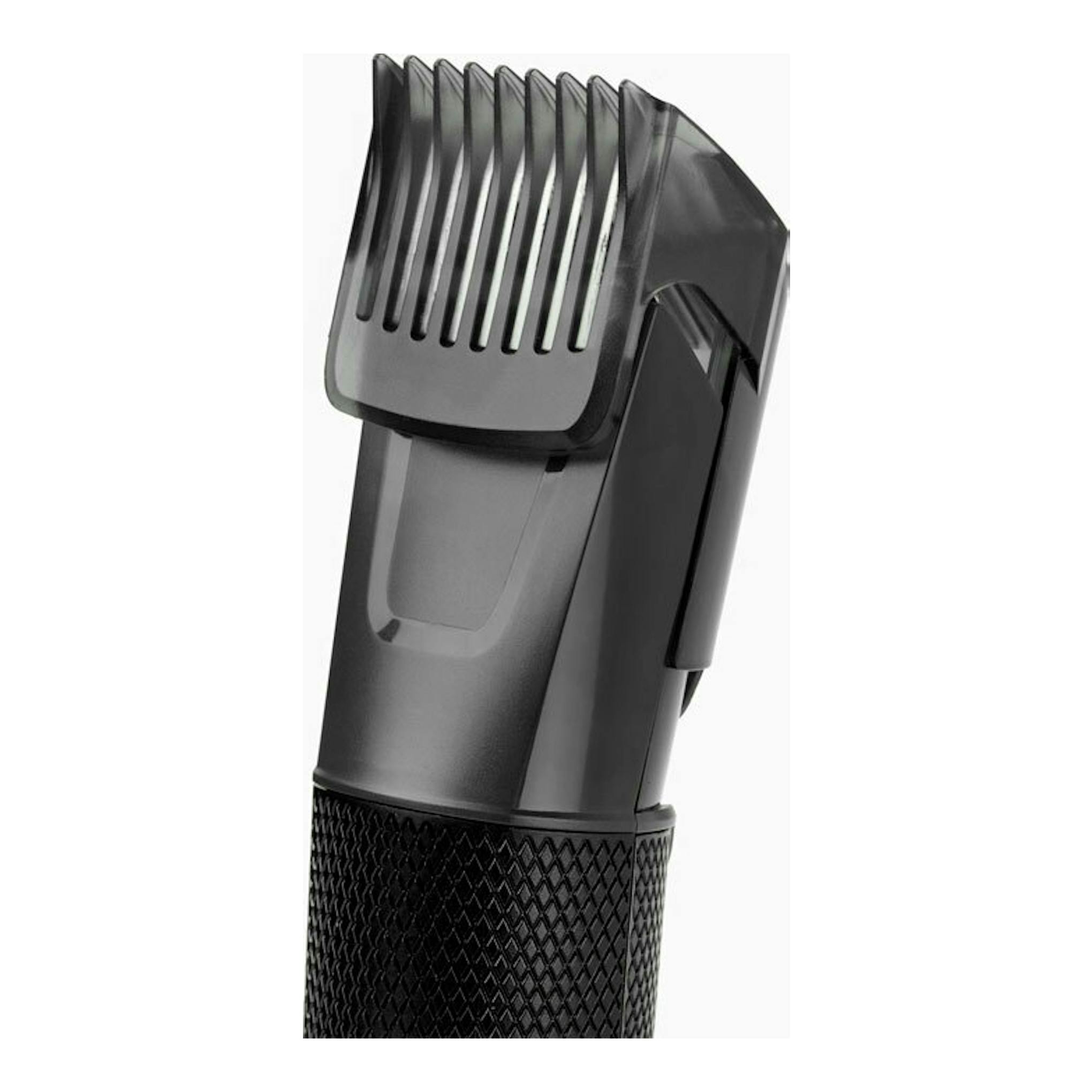 Cortapelo Babyliss E756E negro y gris, vista frontal en tres cuartos, con peine guía, sobre fondo blanco.