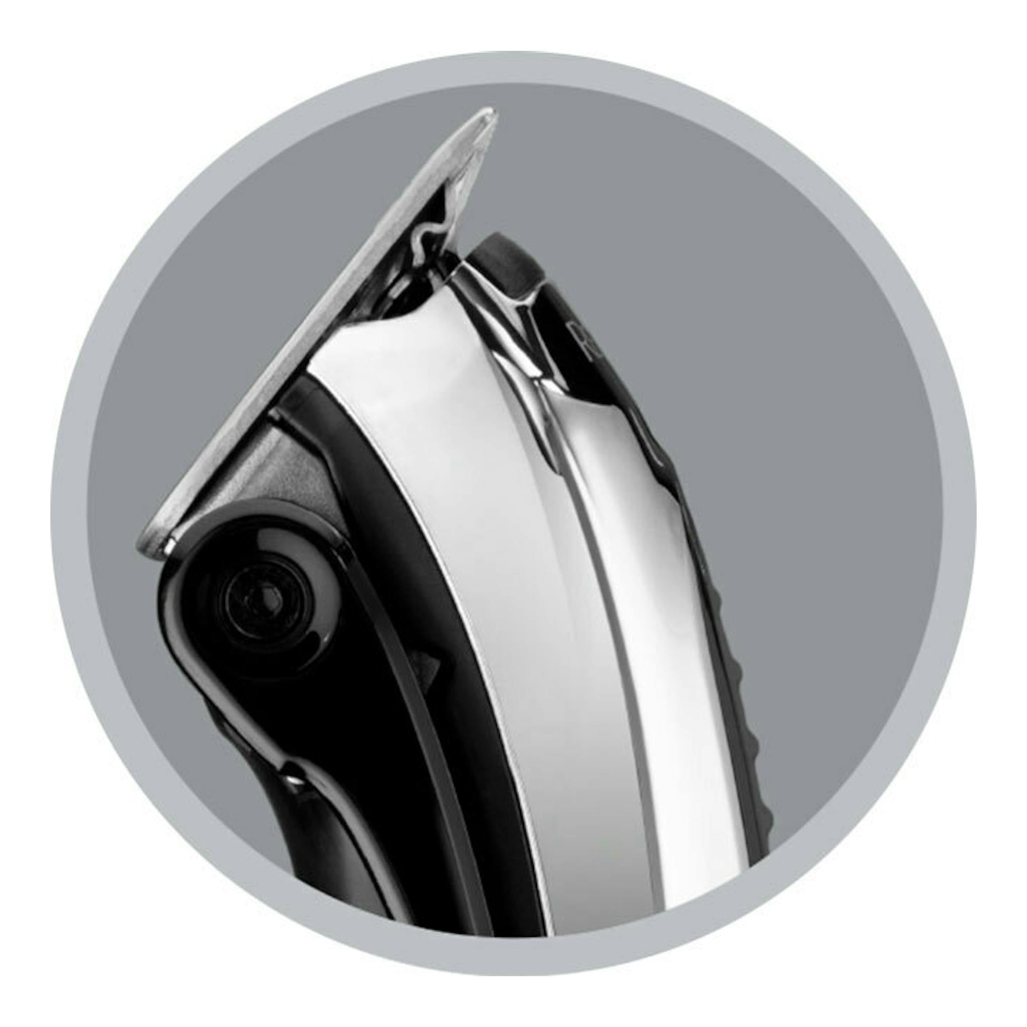 Cortapelos Remington HC450 cromado, vista lateral en primer plano, con cuerpo negro y plateado.