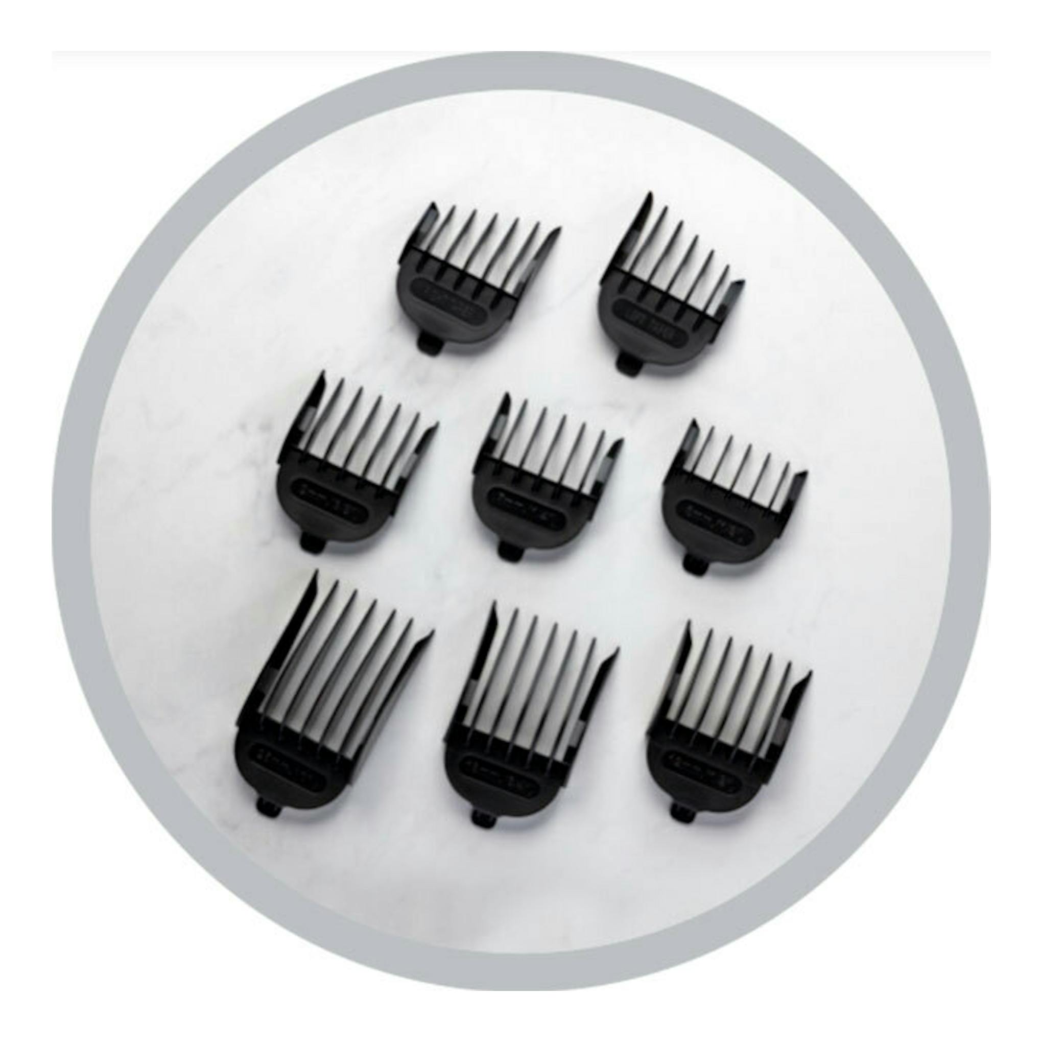 Siete peines guía negros para cortapelos Remington HC450 sobre fondo blanco, vistos desde arriba.