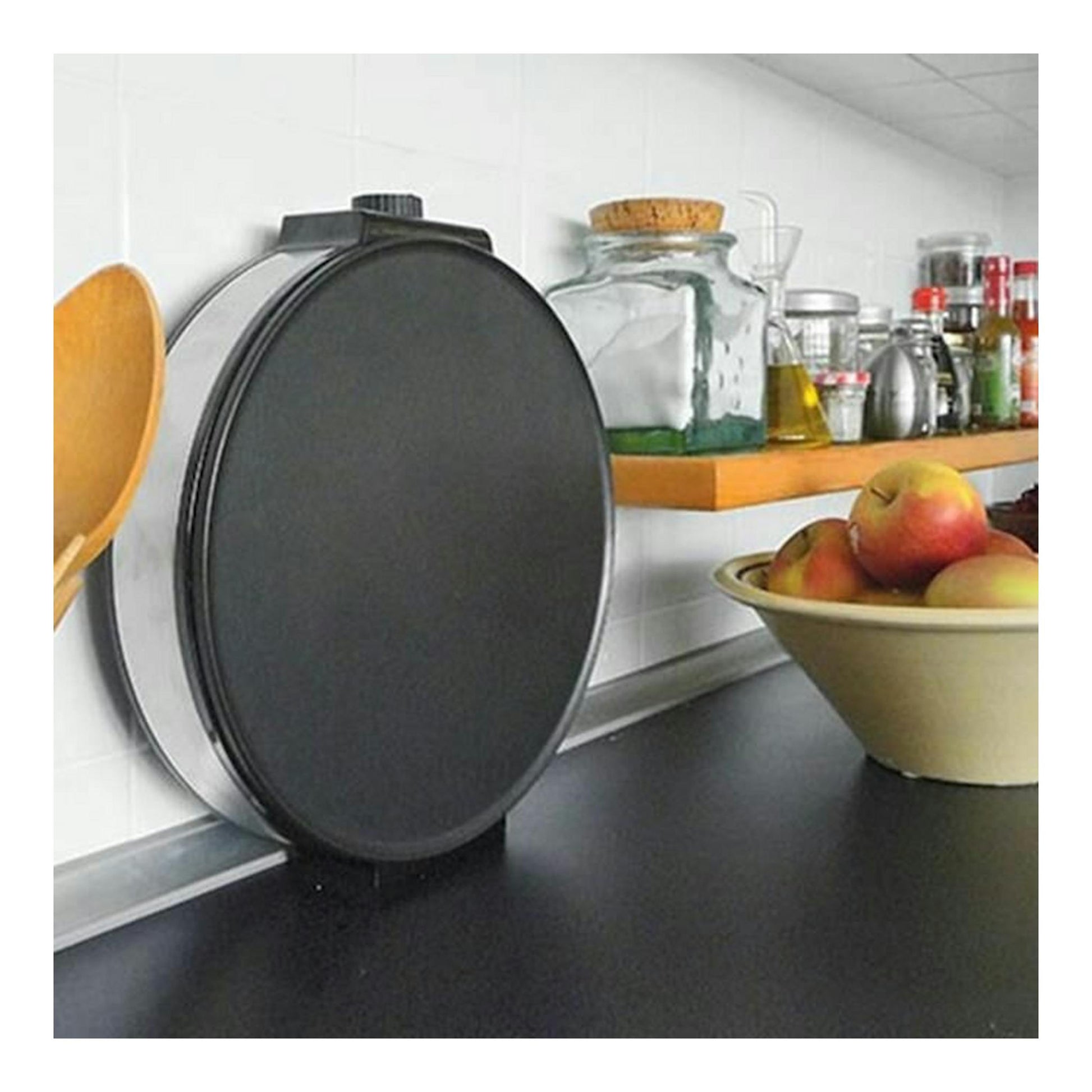 Crepera Taurus S164 negra, vista frontal, apoyada verticalmente sobre una encimera de cocina.
