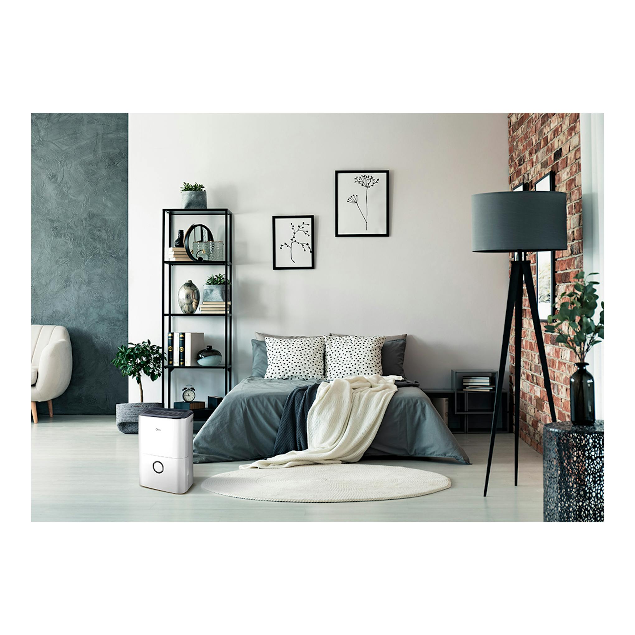 Deshumidificador Midea MDDF-20DEN7-QA3 blanco, vista frontal, junto a una cama en una habitación.