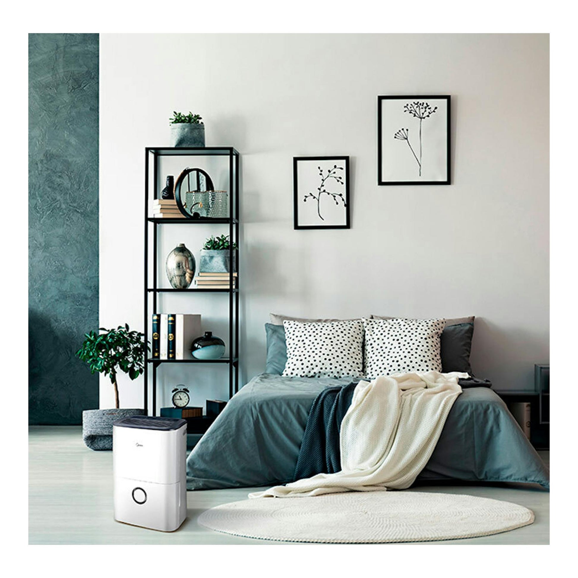 Deshumidificador Midea MDDFR-20DEN7-QA3-W blanco, vista frontal, junto a una cama en un dormitorio.