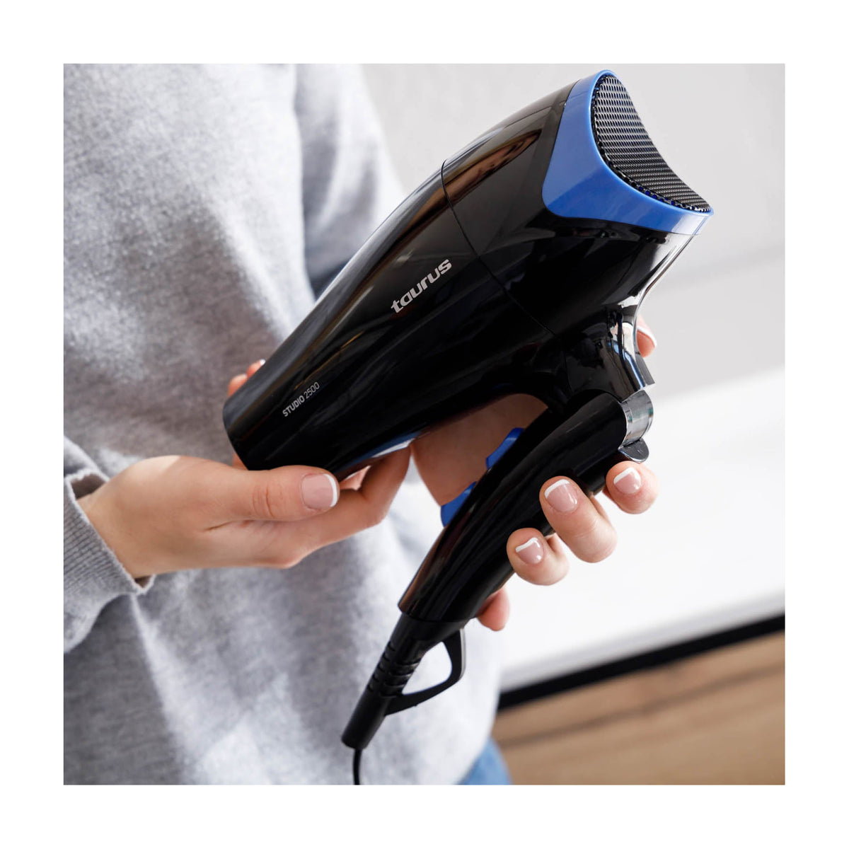 Secador de pelo Taurus Studio 2500 de 2400 W con mango plegable