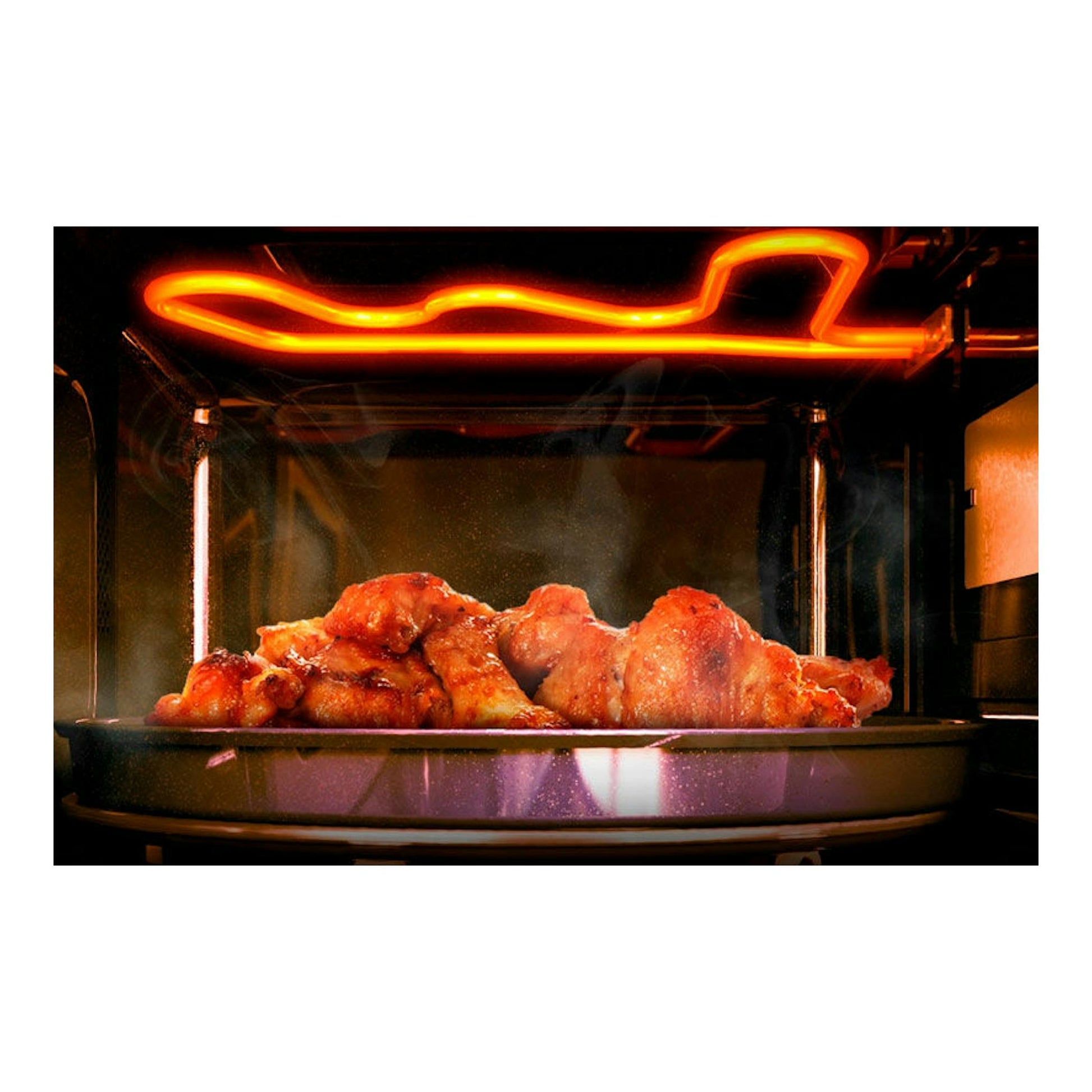 Microondas Samsung MG23A7013CT/EC inox, vista interior con pollo asado bajo una resistencia naranja.