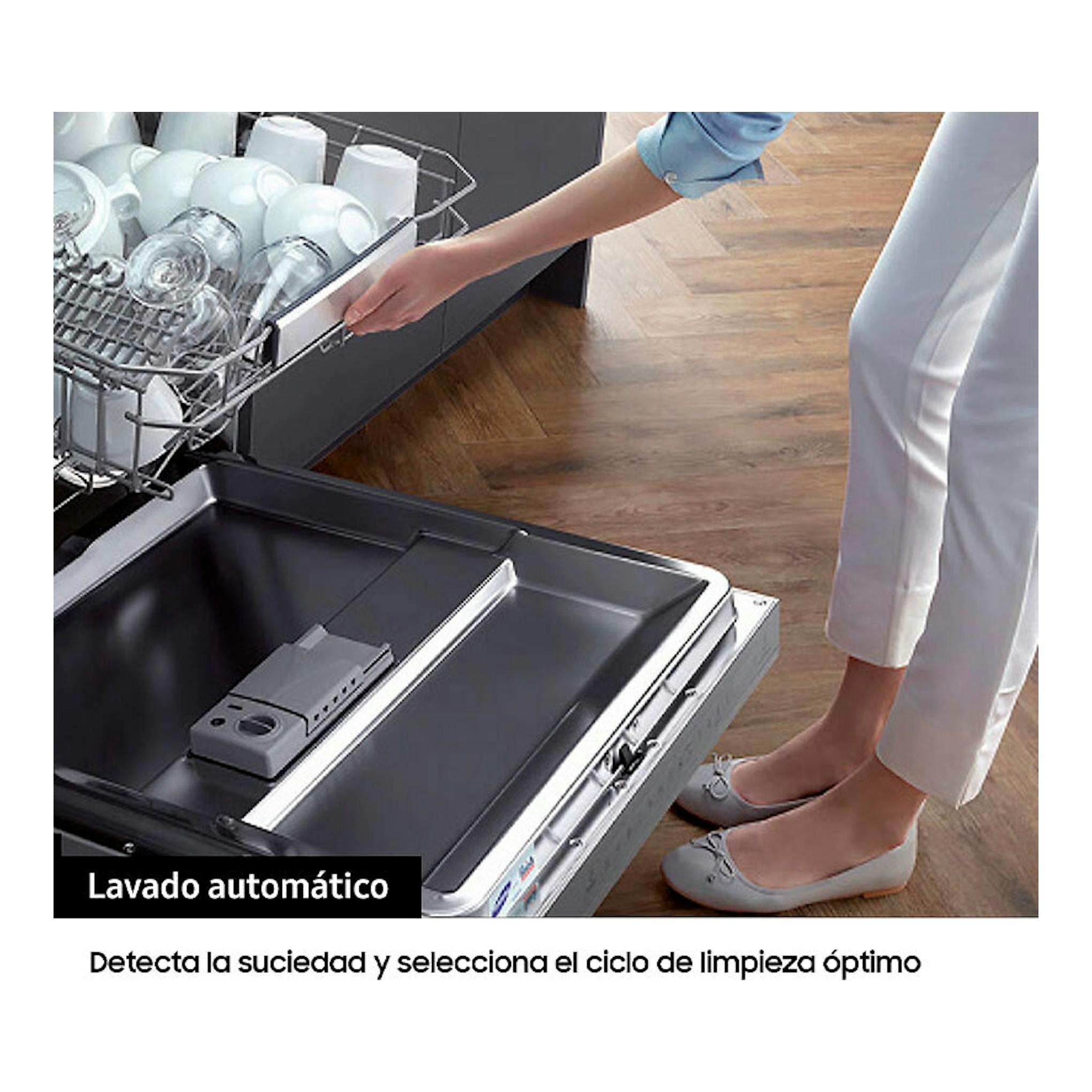 Lavavajillas Samsung DW60A6092FW/EF abierto, con bandeja superior extraída y una persona cargando vajilla.