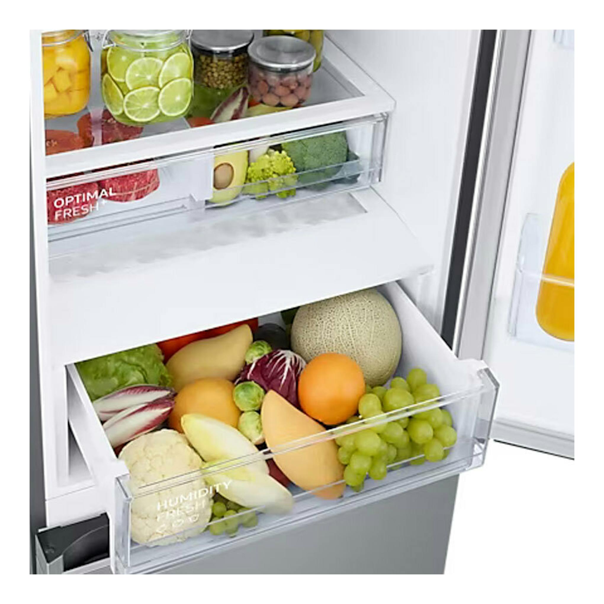 Samsung RB38C607AS9/EF: cajones interiores de frigorífico combi con frutas y verduras, vista frontal abierta