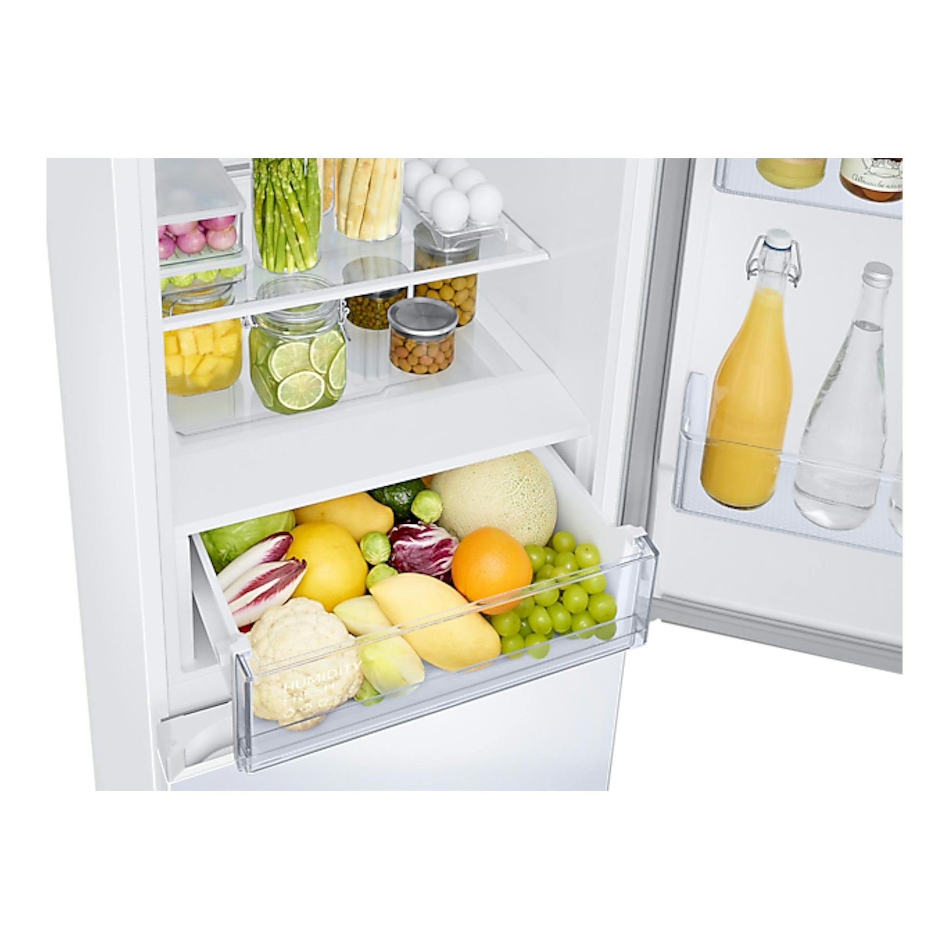 Frigorífico Samsung RB34C600CWW/EF blanco, abierto, vista frontal, con estantes y cajón llenos de frutas y verduras.