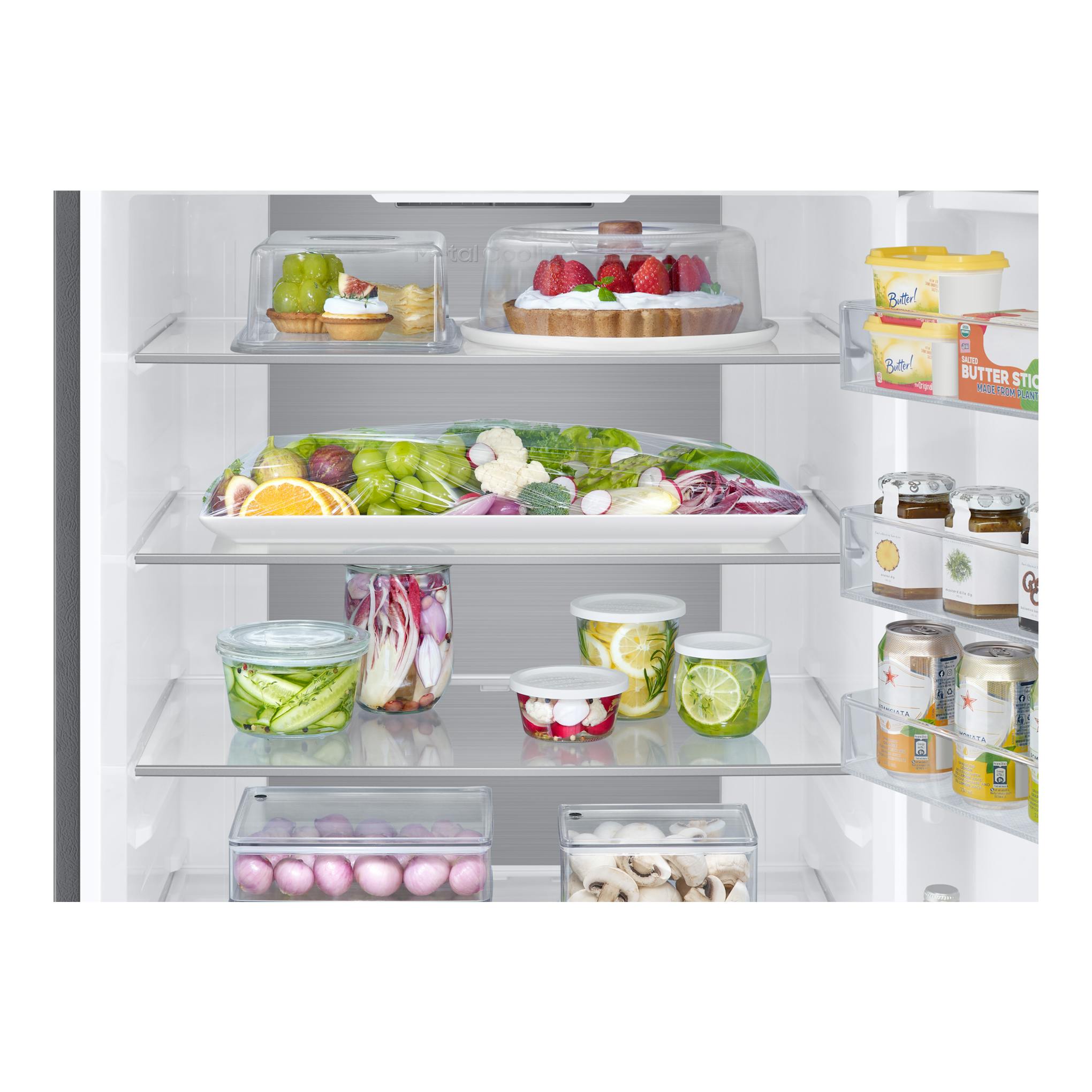 Interior de frigorífico Samsung RB53DG703ES9/EF en inox, vista frontal, con frutas, verduras y tarros en estantes.