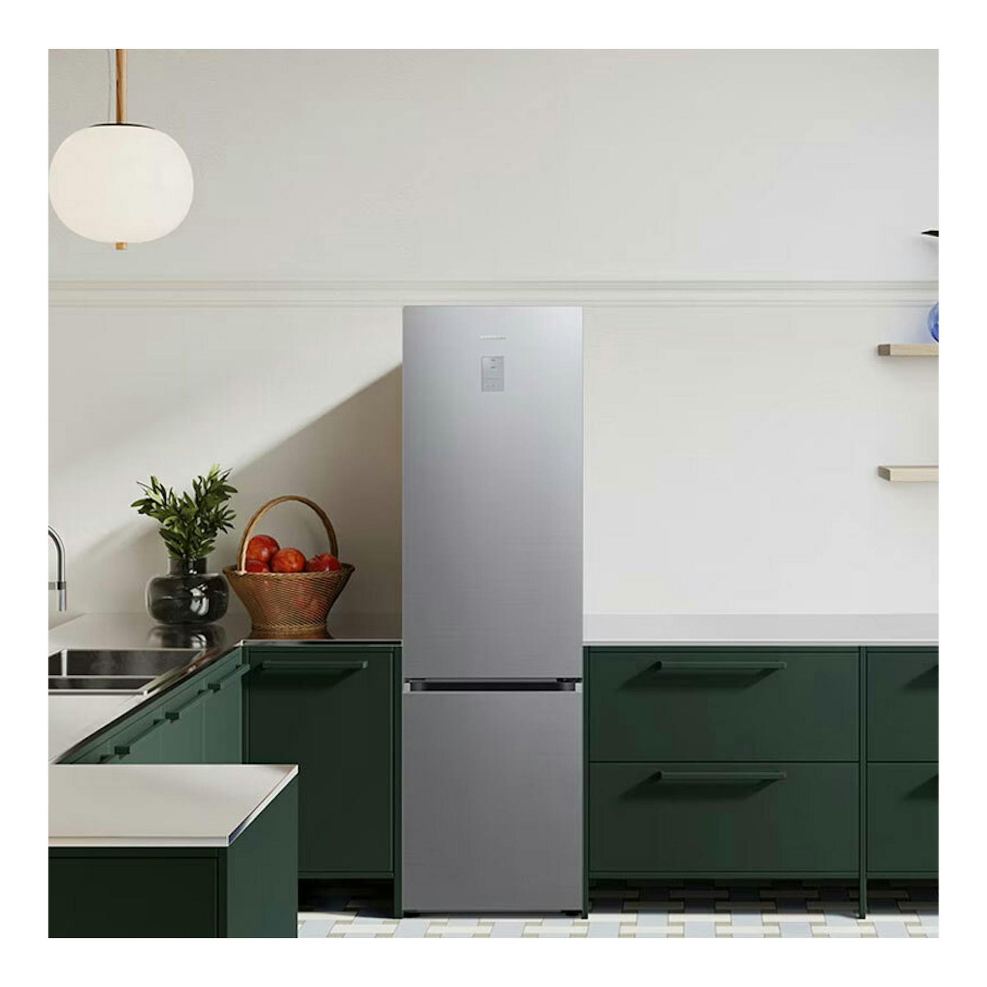 Frigorífico combi Samsung RB34C775CS9/EF, frontal, acabado inox, en cocina con muebles verdes.