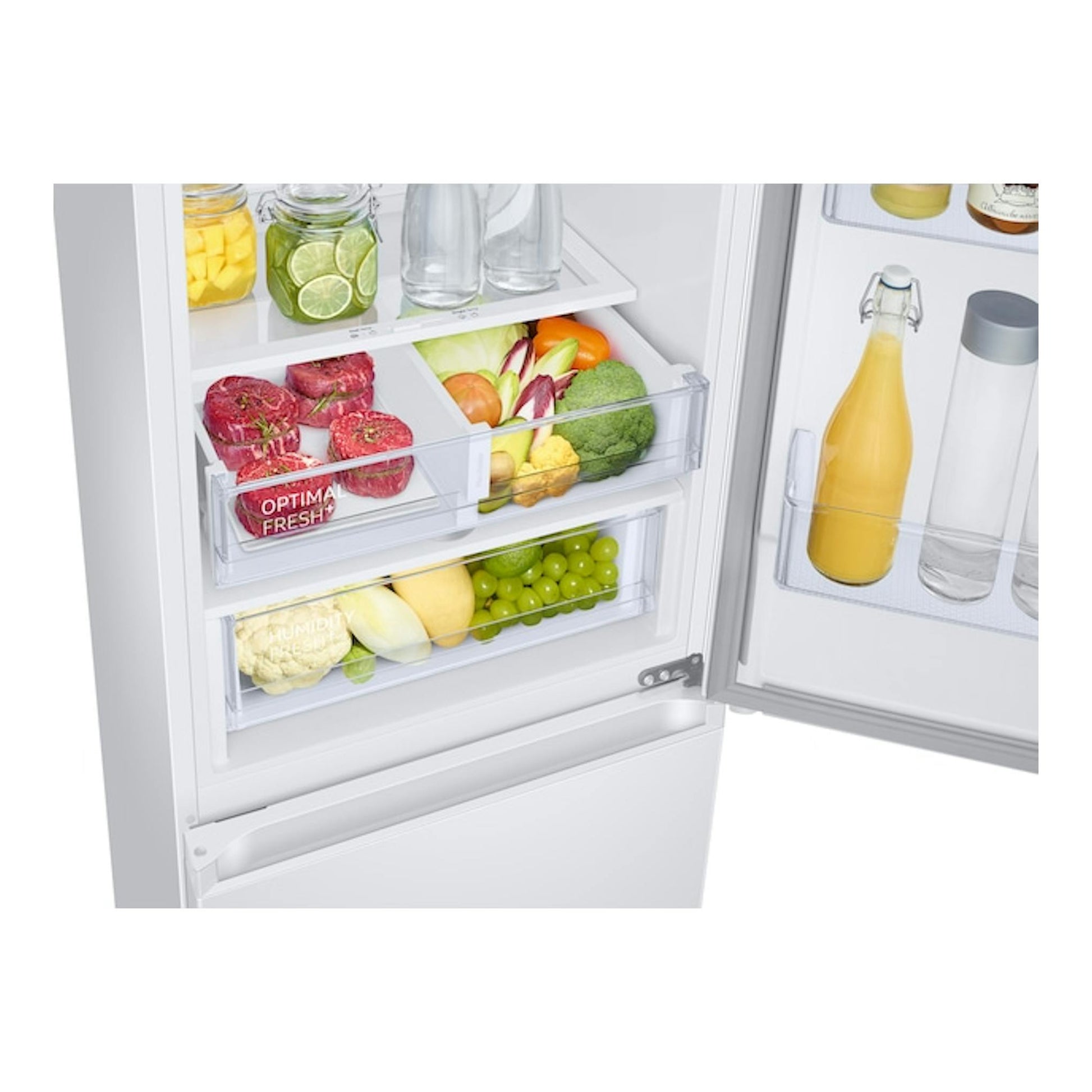 Frigorífico combi Samsung RB34C605CWW/EF abierto, con estantes y cajones llenos de fruta y verduras.