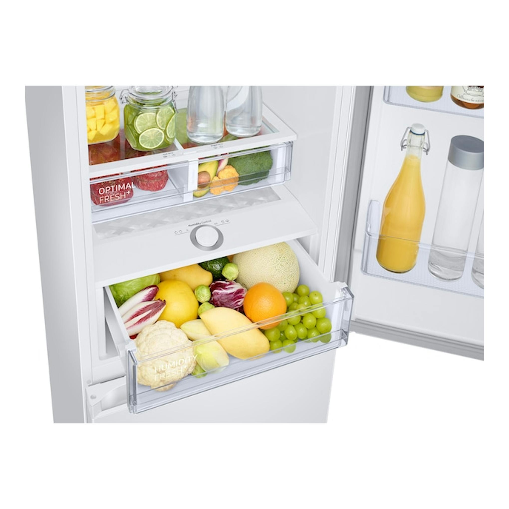 Samsung RB34C605CWW/EF, interior abierto con cajones y estantes con frutas y bebidas, vista frontal.