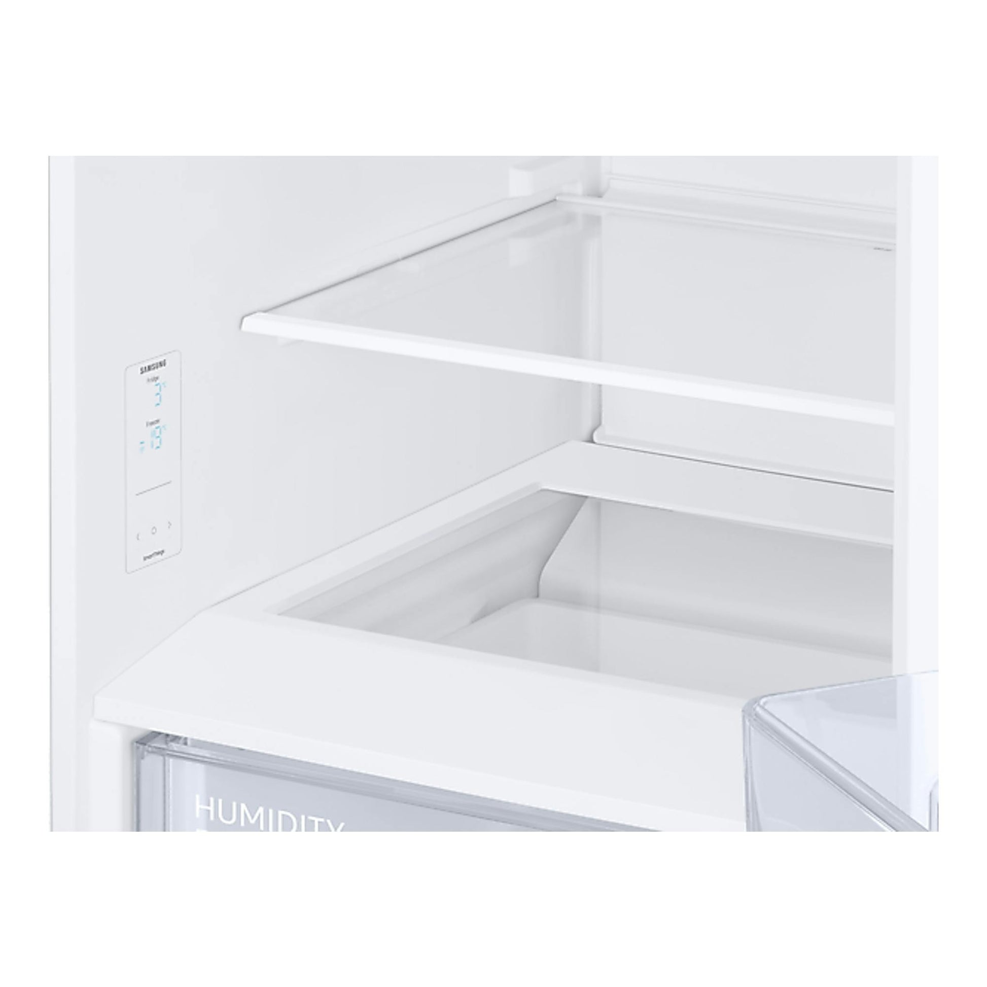 Interior de frigorífico Samsung RB34C600CWW/EF blanco, con estantes de cristal y panel de control lateral.