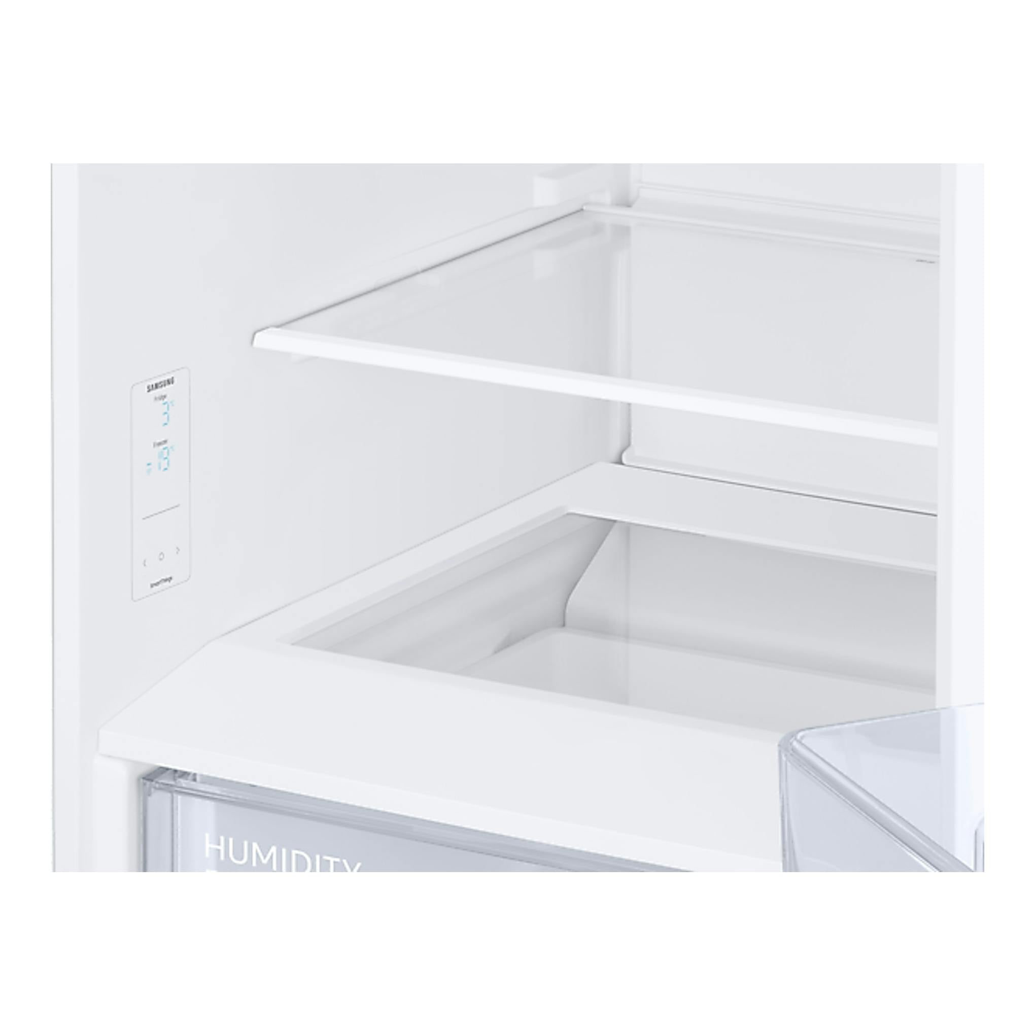 Interior de frigorífico Samsung RB34C600CWW/EF blanco, con estantes de cristal y panel de control lateral.
