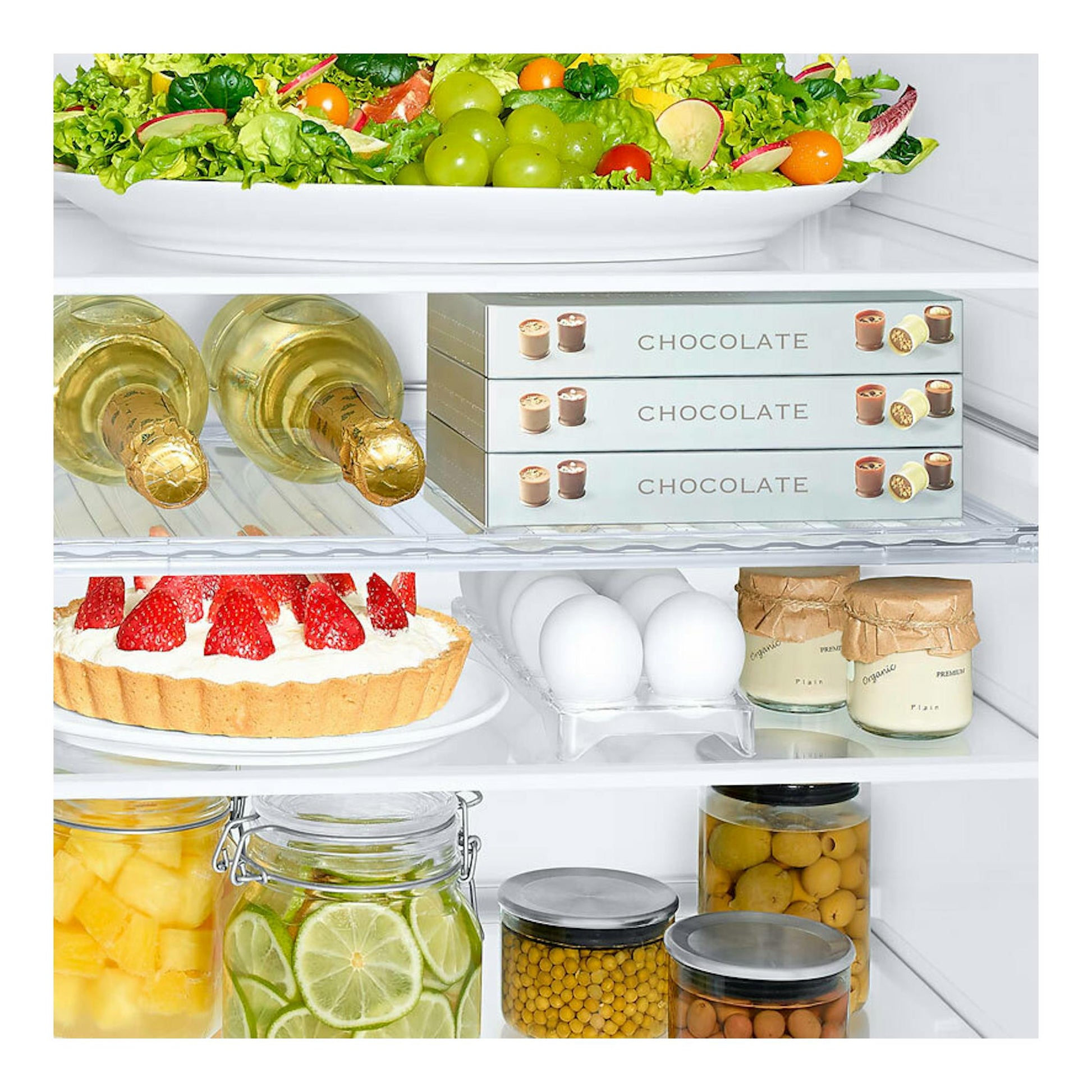 Interior de frigorífico Samsung RB34C672EWW/EF blanco con estantes con ensalada, fruta, huevos, tartas y botellas.