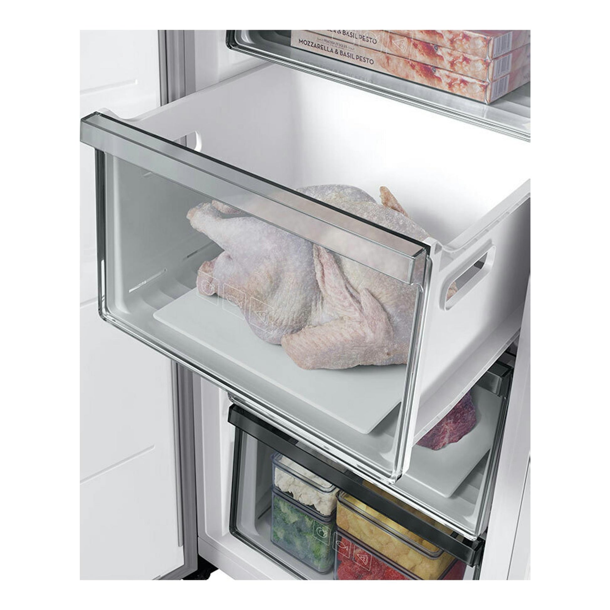 Congelador Samsung RZ32C7ADEWW/EF blanco, vista interior con cajón extraído y pollo congelado.