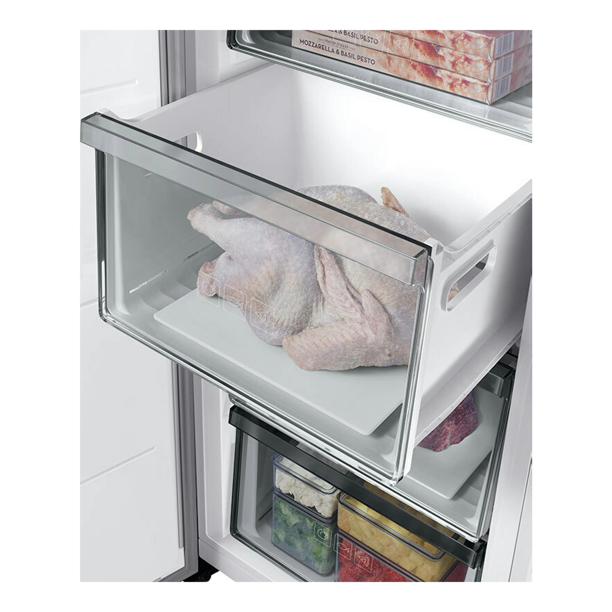 Congelador Samsung RZ32C7ADEWW/EF blanco, vista interior con cajón extraído y pollo congelado.