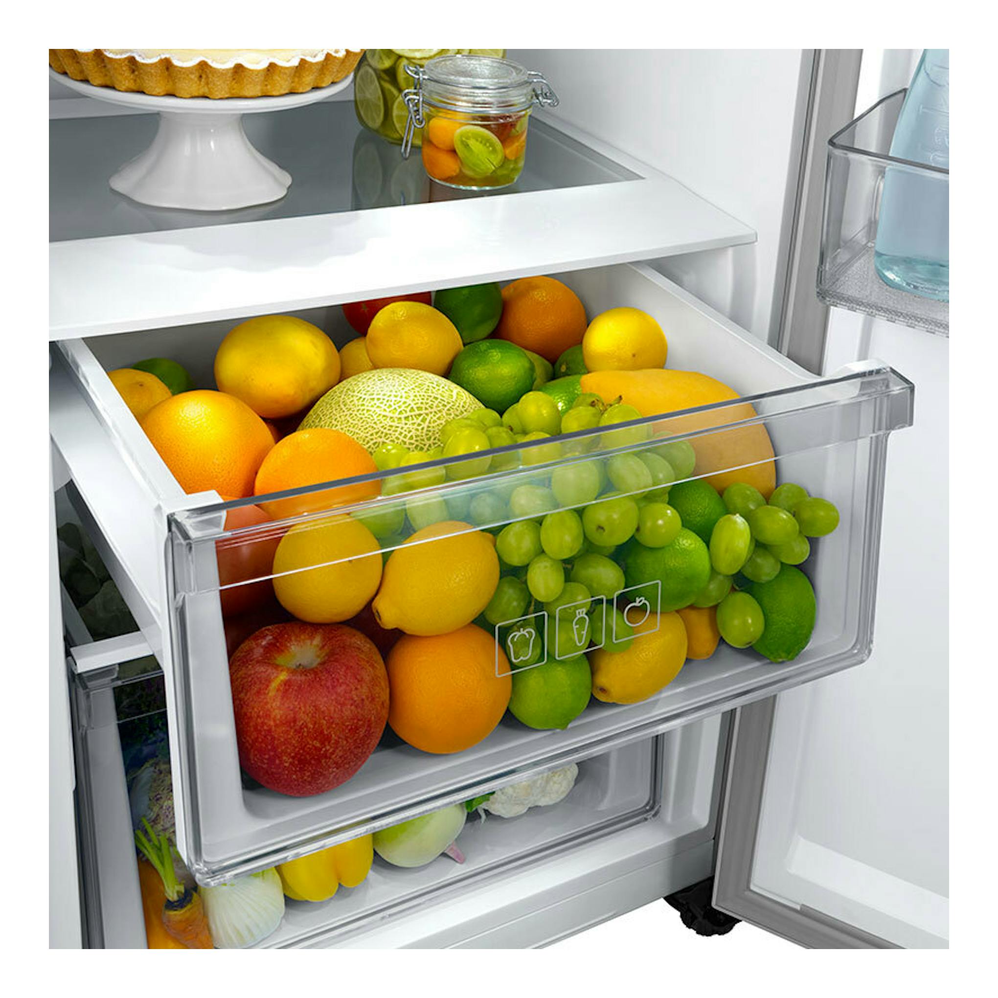 Frigorífico Samsung RR39C7AF5WW/EF blanco, vista frontal interior con puerta abierta y cajón de frutas.