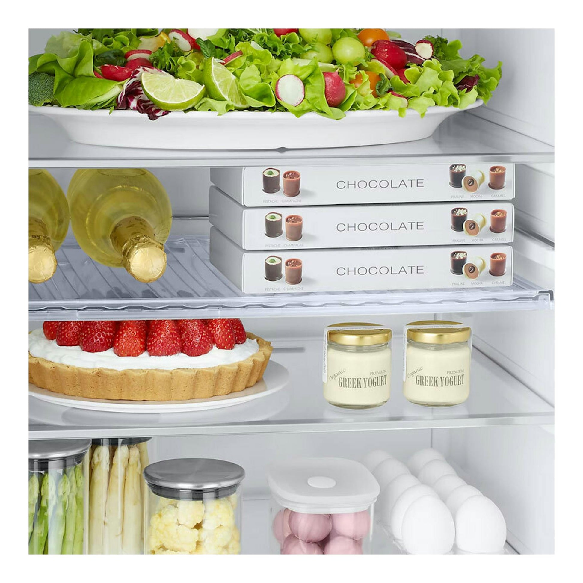 Vista frontal del interior de frigorífico Samsung RB38C605DWW/EF blanco con comida en estantes.