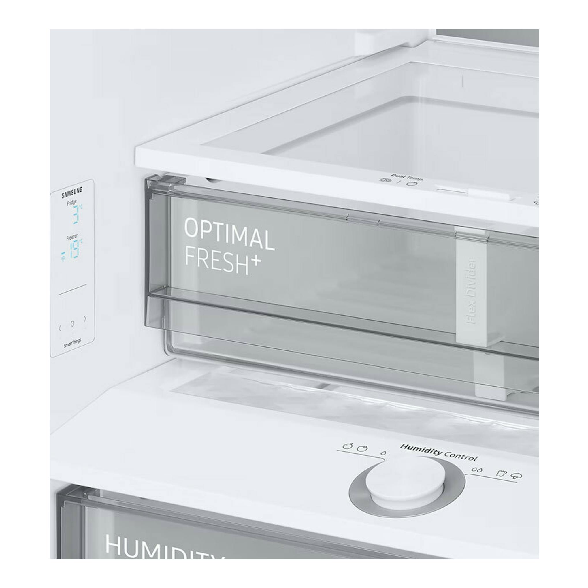 Interior en primer plano de frigorífico combi Samsung RB38C705CWW/EF blanco, con cajones Optimal Fresh+ y Humidity Control.