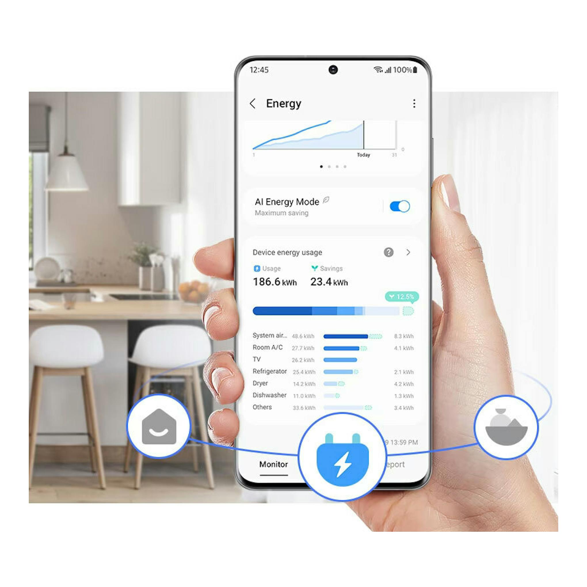 Mano sosteniendo un móvil con la app Energy y un gráfico de consumo, con cocina desenfocada al fondo.