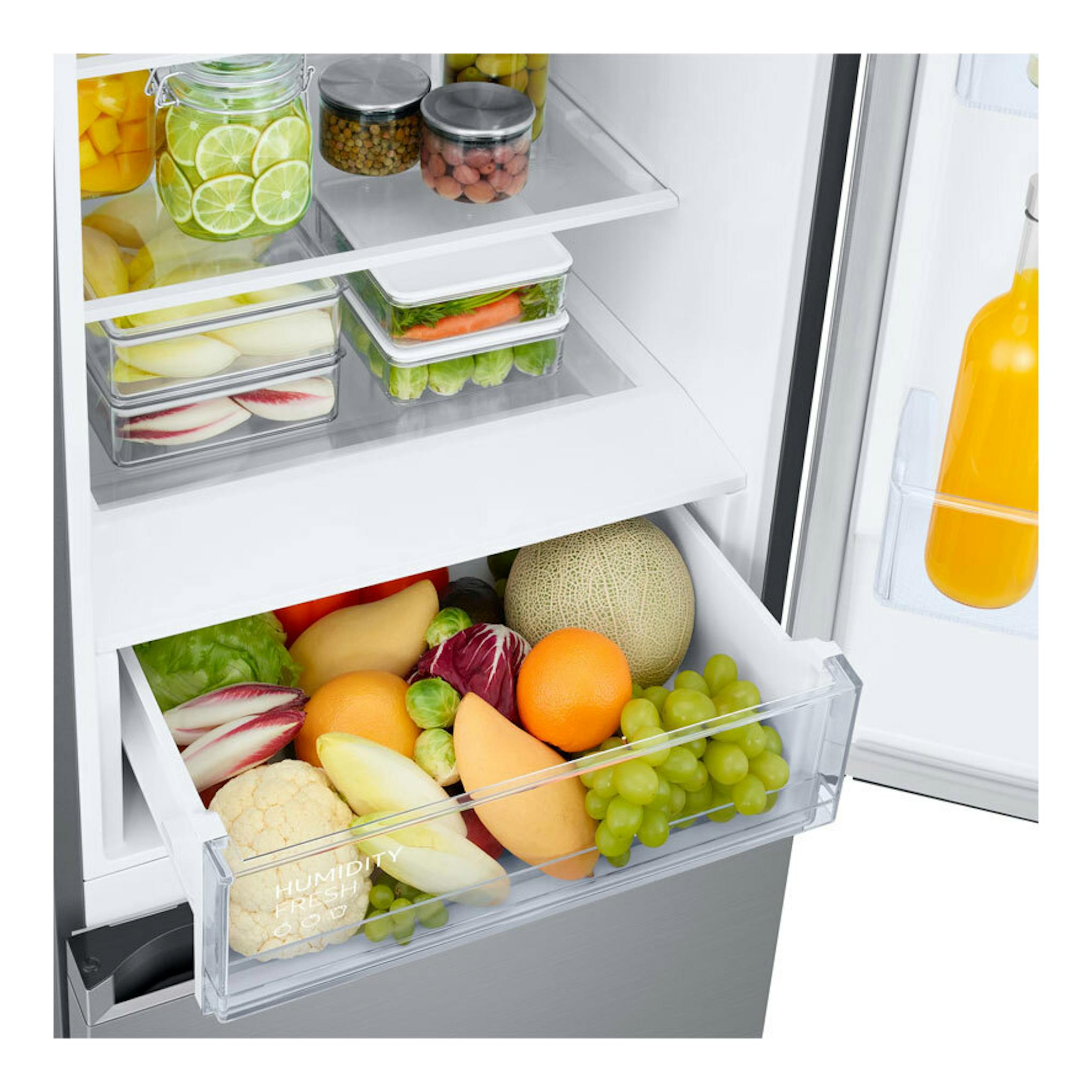 Interior de frigorífico combi Samsung RB38C600CS9/EF inox, cajón abierto con frutas y verduras.